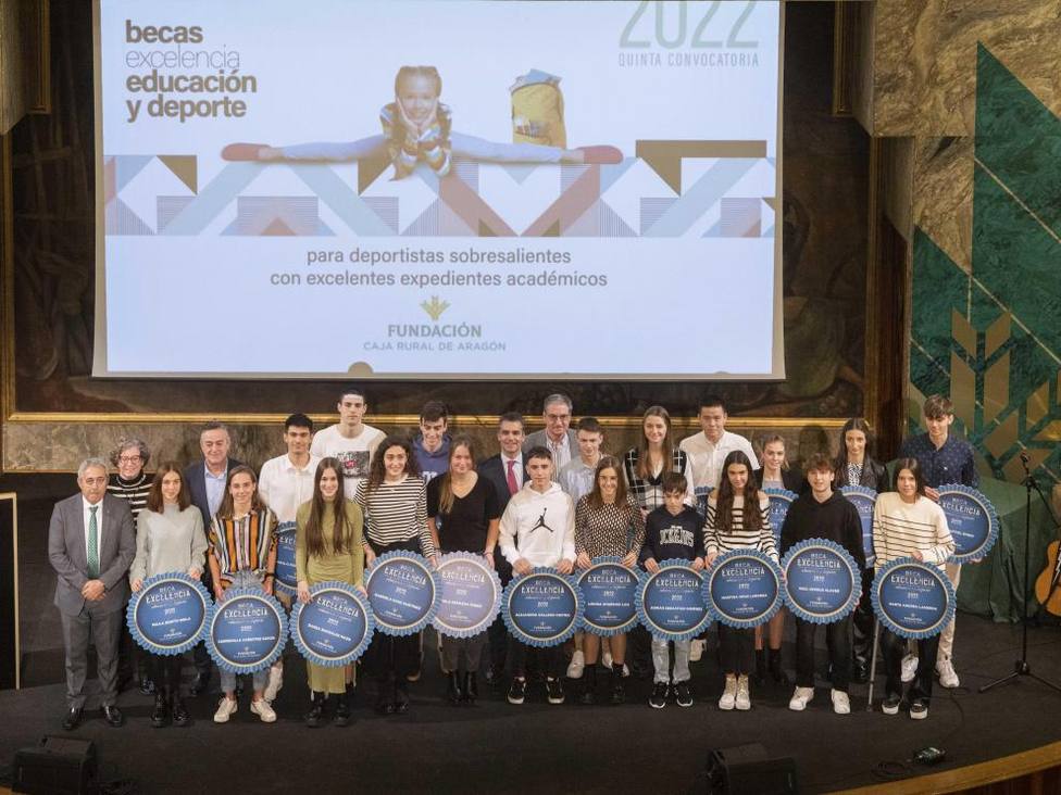 Foto de familia de todos los deportistas becados.