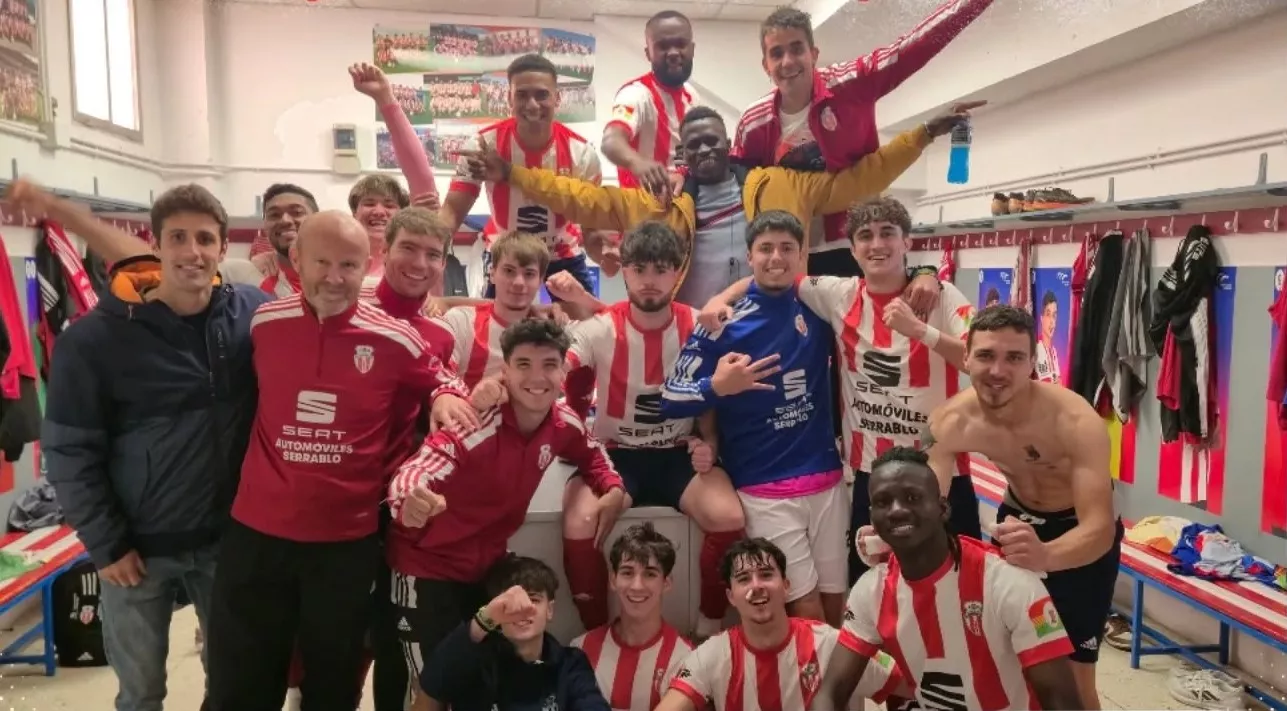 El Sabiñánigo celebra su victoria en casa.