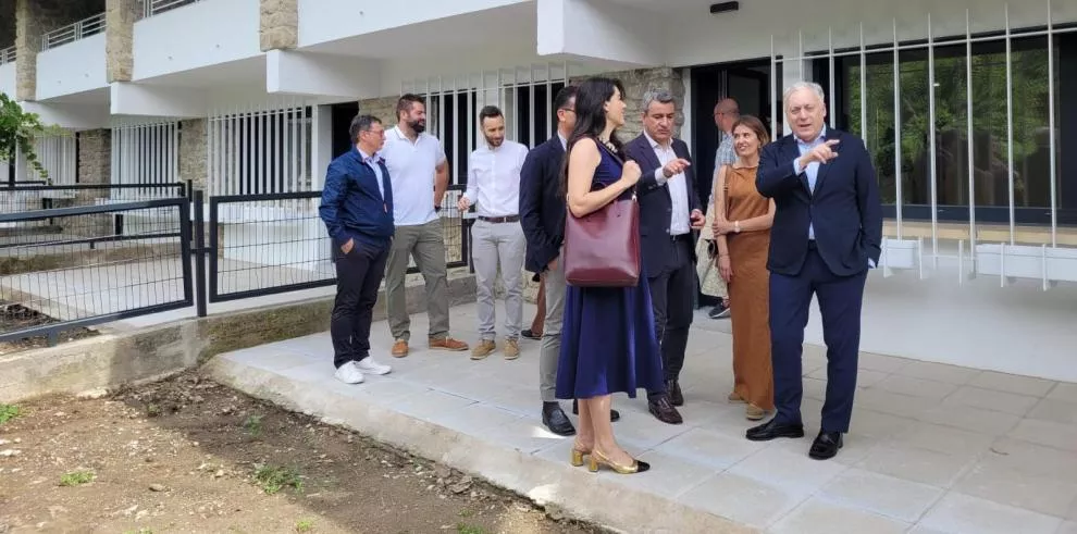 Una visita del consejero Octavio López y la directora general de Vivienda, María Pía Canals, a las viviendas de Graus el pasado año. Una visita del consejero Octavio López y la directora general de Vivienda, María Pía Canals, a las viviendas de Graus el pasado año.