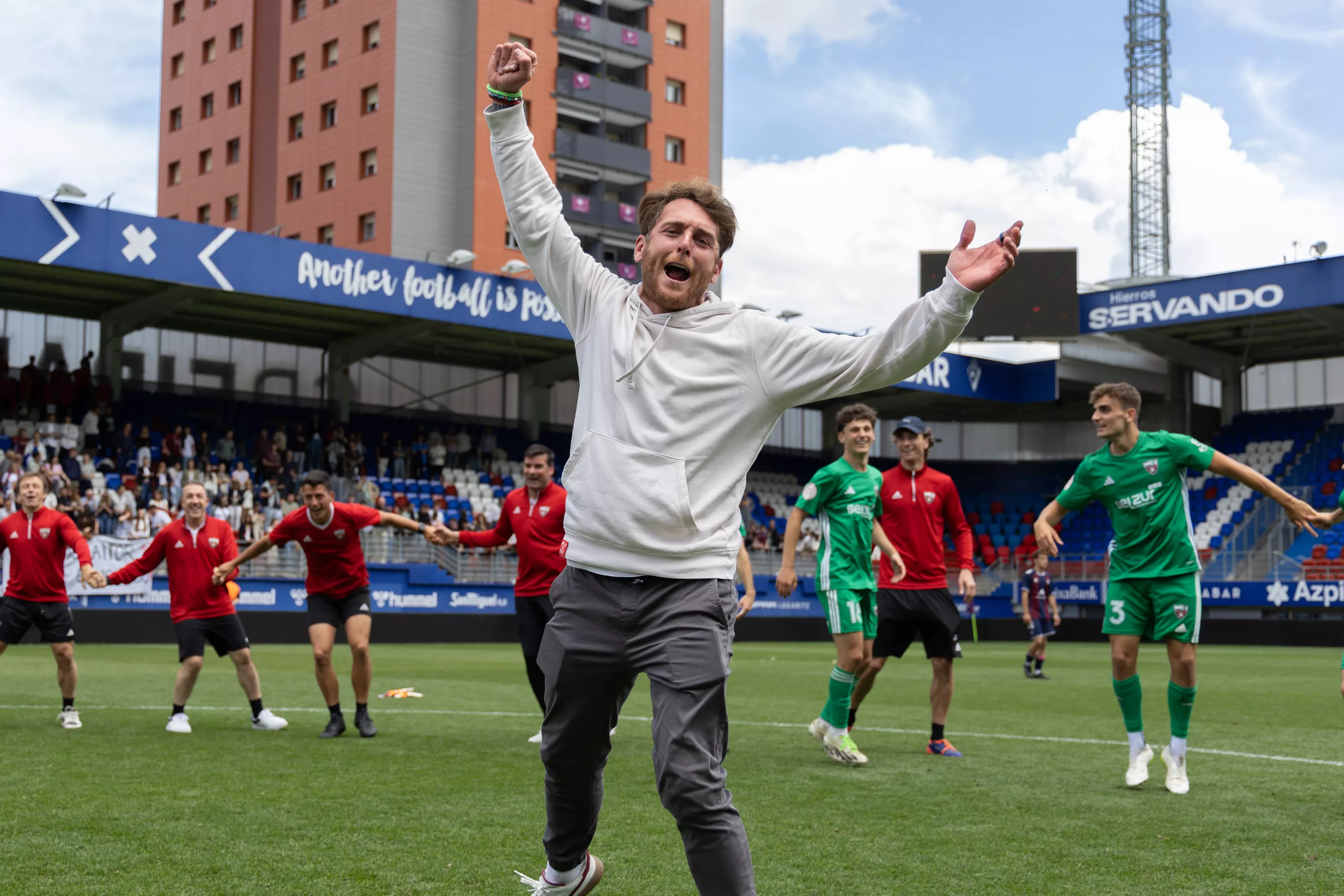Ibai Gómez celebra el ascenso a Primera RFEF con el Arenas. Foto: Arenas Club
