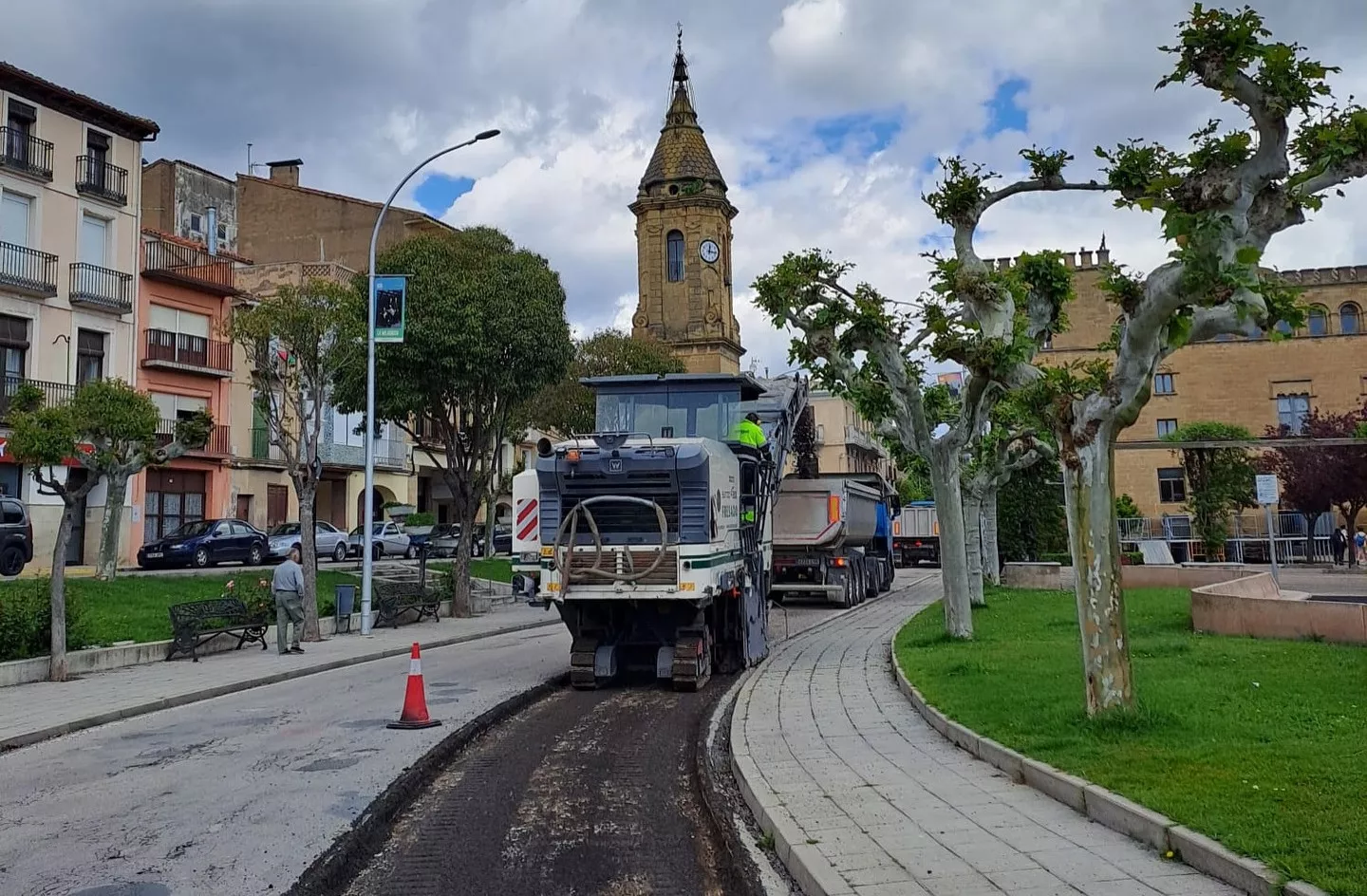 Obras de asfaltado en la travesía de la A-132 en Ayerbe