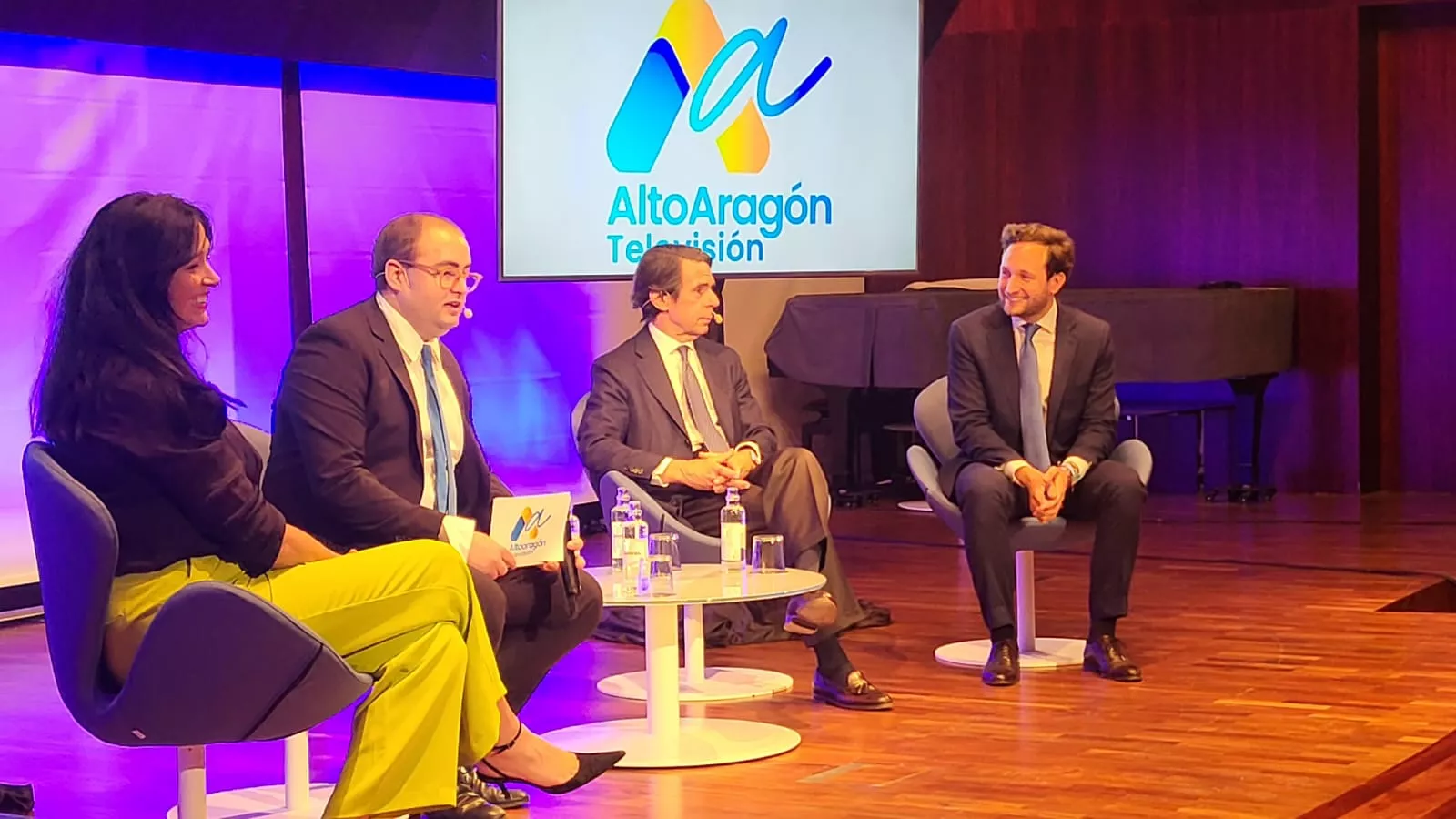 Lorena Orduna, Luis Martínez Barecha, José María Aznar e Isaac Claver en la conferencia del expresidente
