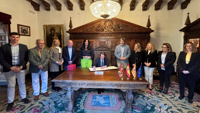 Aznar firmando en el libro de honor del Ayuntamiento de Huesca Aznar firmando en el libro de honor del Ayuntamiento de Huesca