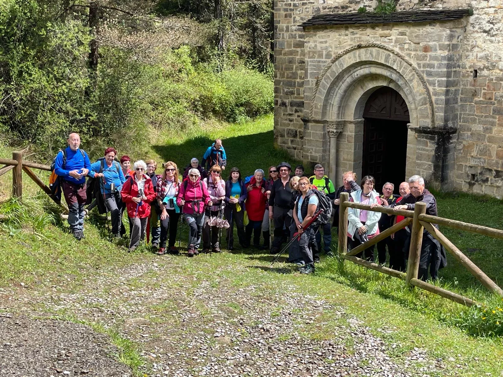 El grupo delante de la ermita de San Adrián de Sásabe. 
