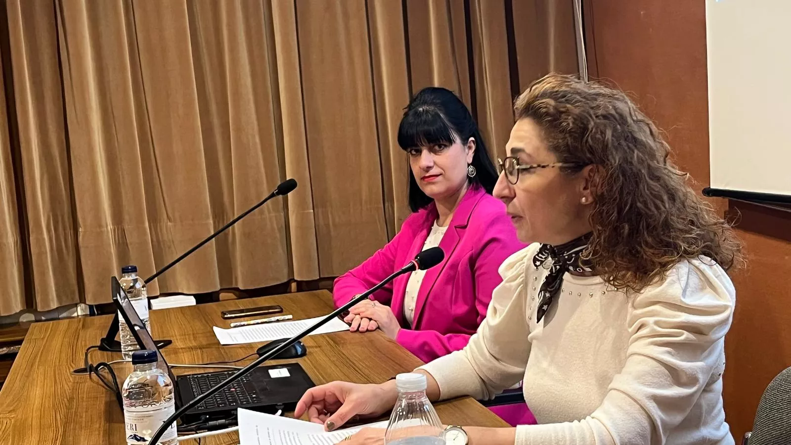 Raquel Villacampa y Susana Villacampa en la presentación de la conferencia en el IEA. Foto Mercedes Manterola Raquel Villacampa y Susana Villacampa en la presentación de la conferencia en el IEA. Foto Mercedes Manterola