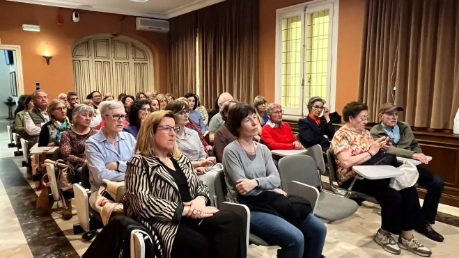 Asistentes a la conferencia de Raquel Villacampa sobre mujeres matemáticas.