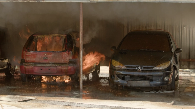 Simulación de coche eléctrico ardiendo sin efecto en cadena gracias a Ecofire Fighting.