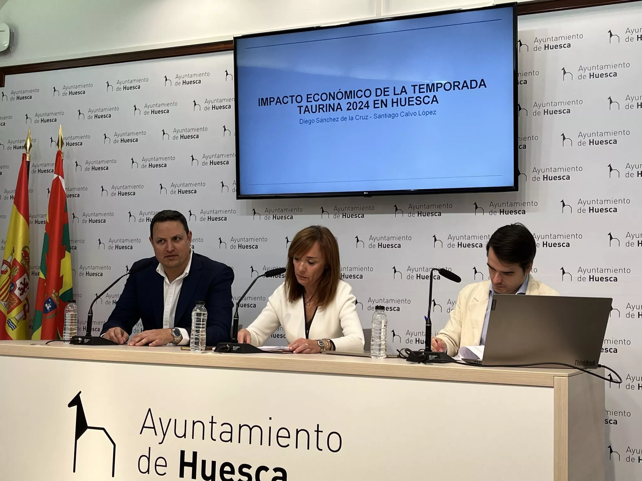 Alberto García, Gemma Allué y Diego Sánchez, en la presentación del informe económico de la Feria Taurina de Huesca. Foto: Adri Mora