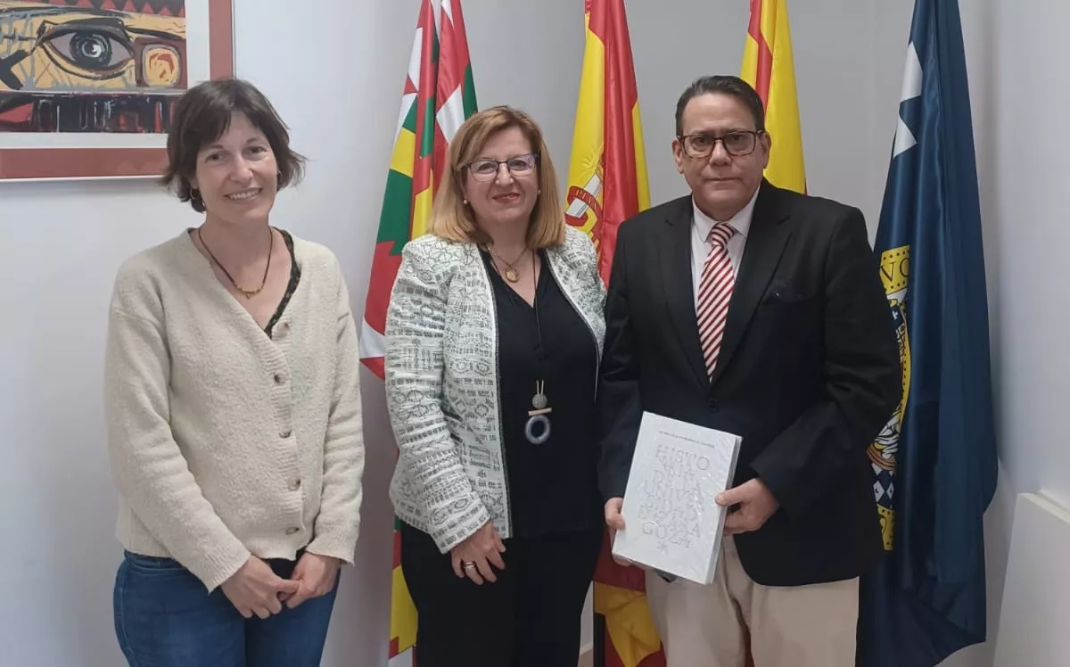 Sara Malo y Marta Liesa con el cónsul general de Cuba en España, Alejandro Castro Medina.