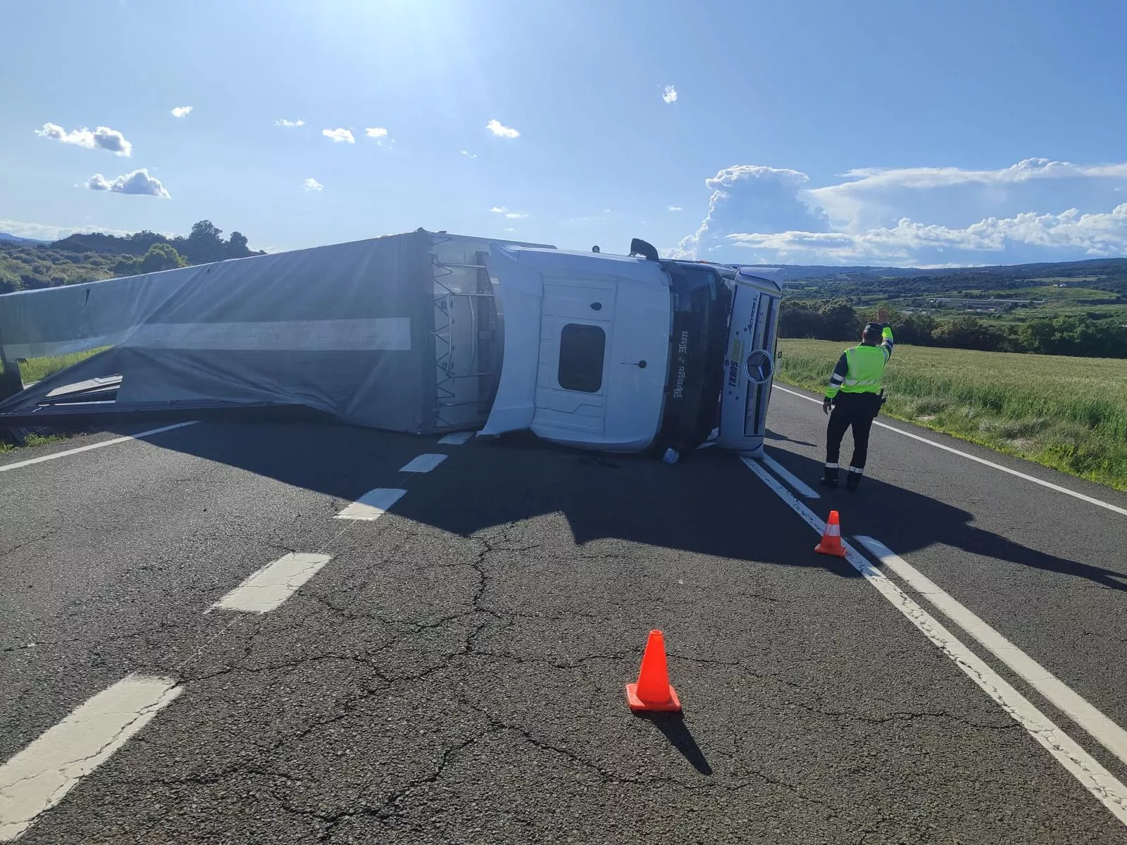 Investigan a un camionero que quintuplicaba la tasa de alcohol y volcó en la N-230 en Tolva.