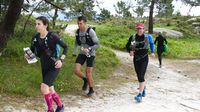 El equipo Peña Guara Toyota Huesca Aramovil durante el trekking por la Illa de Arousa El equipo Peña Guara Toyota Huesca Aramovil durante el trekking por la Illa de Arousa