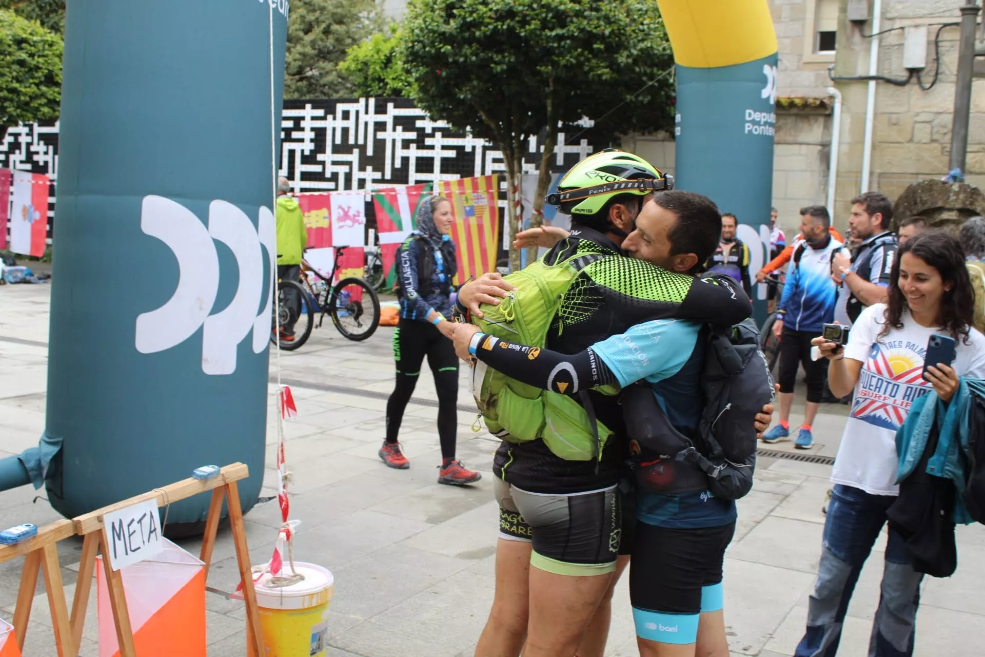 El equipo Peña Guara Huesca La Magia a su llegada a la meta, quedando en una meritoria quinta posición.