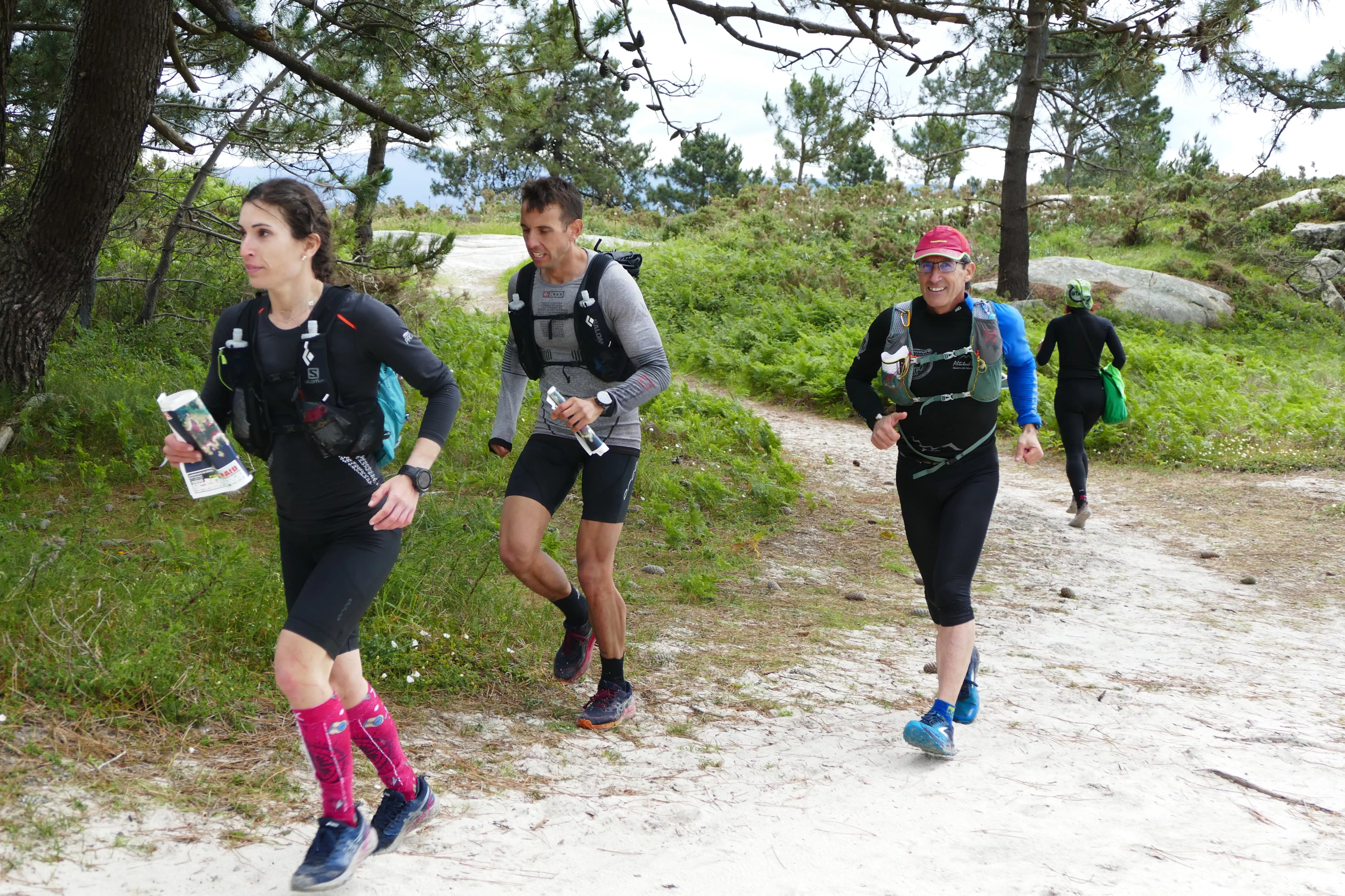 El equipo Peña Guara Toyota Huesca Aramovil durante el trekking por la Illa de Arousa.
