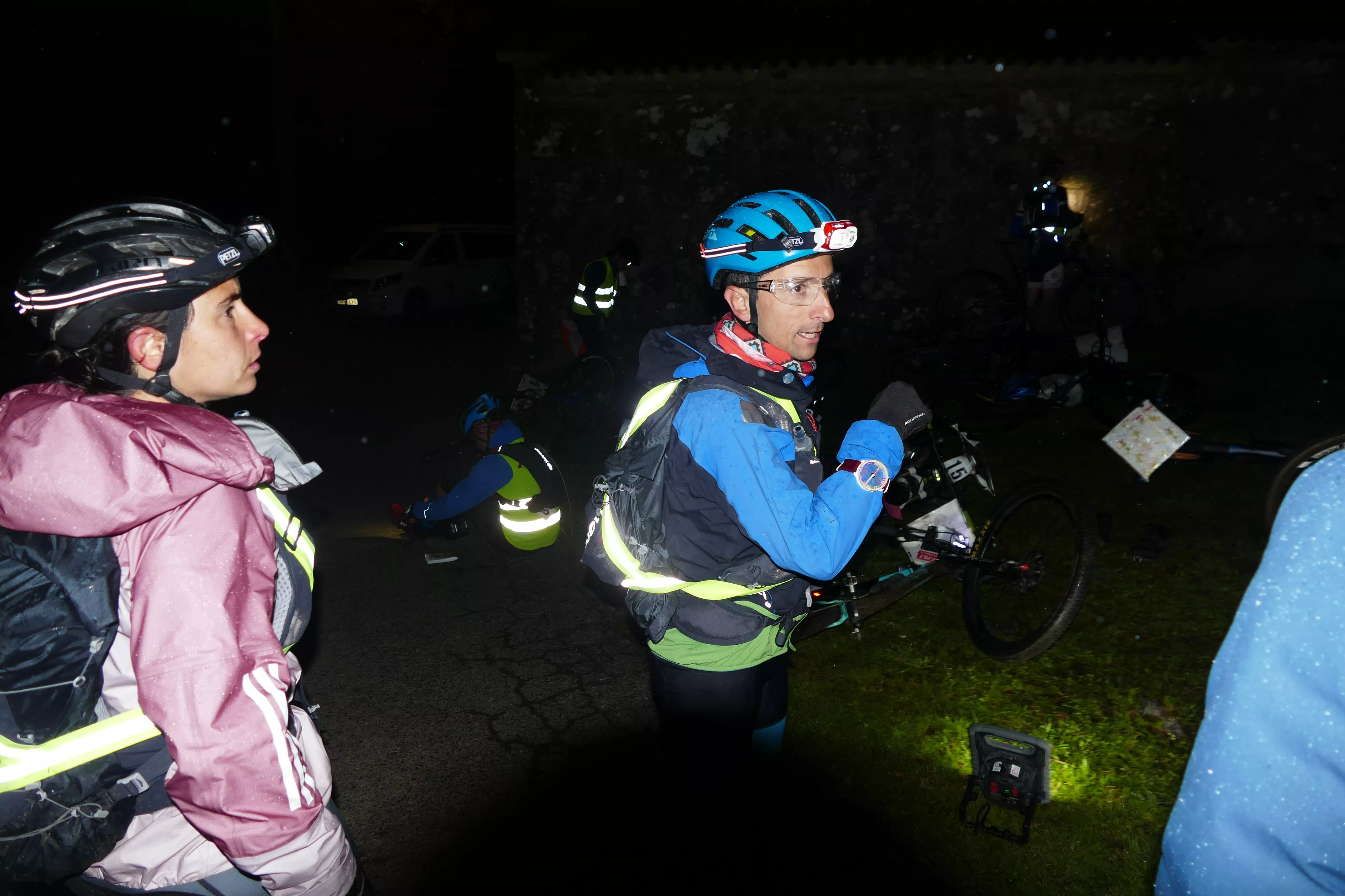 Momento de la transición nocturna entre BTT y Trekking durante la sección más larga del raid.