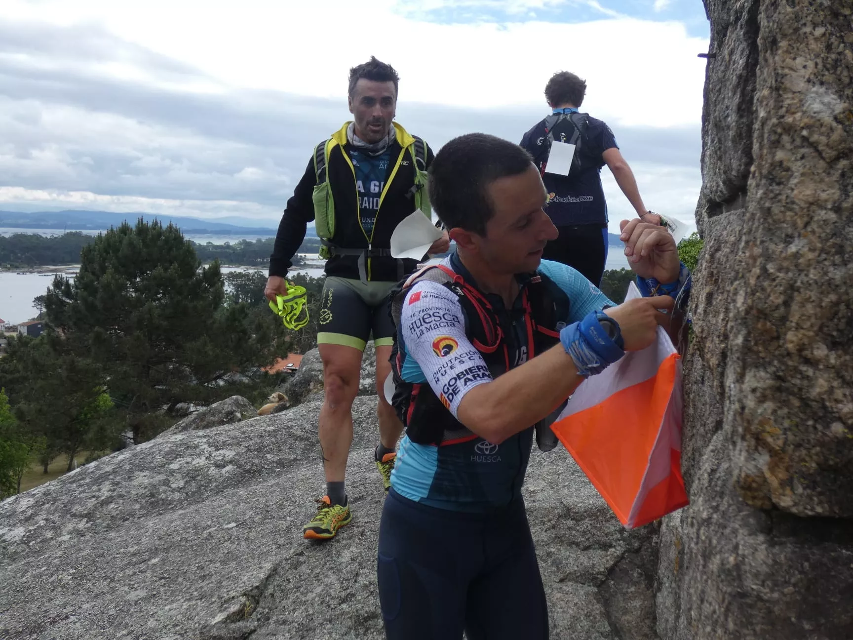 Picando una de las balizas de la primera sección por la Illa de Arousa.