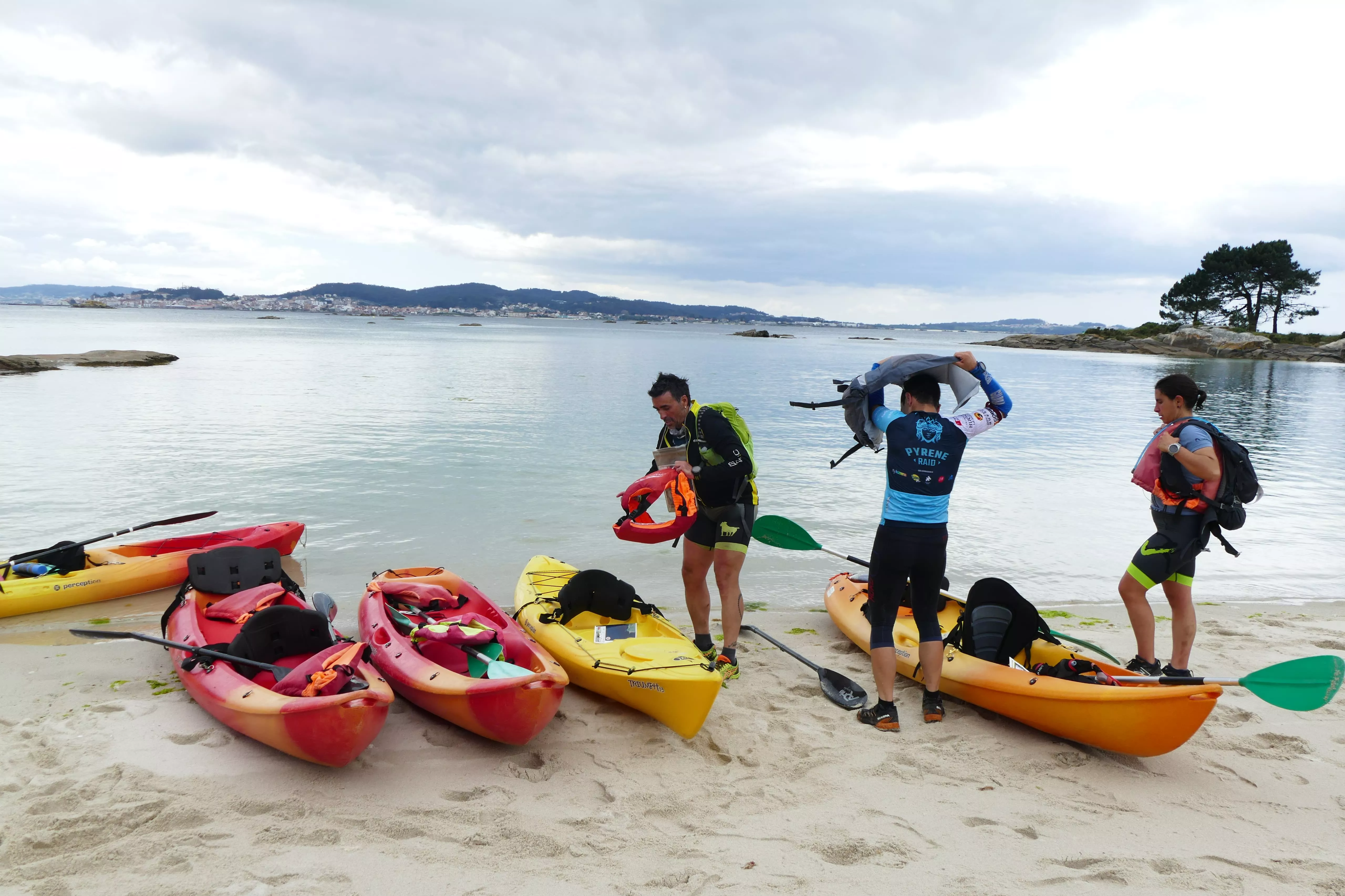 Preparándose para la larga travesía de kayak por la Ría de Arousa.