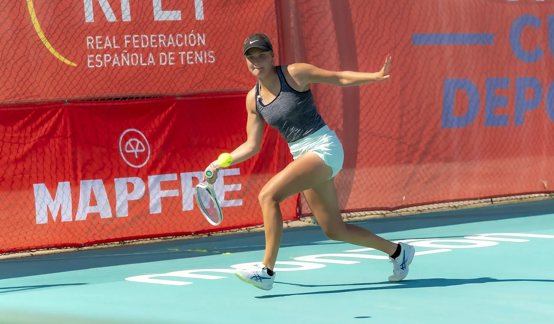 Una tenista, en pleno partido en el torneo Conchita Martínez de Monzón. Foto: Santi Costa Una tenista, en pleno partido en el torneo Conchita Martínez de Monzón. Foto: Santi Costa