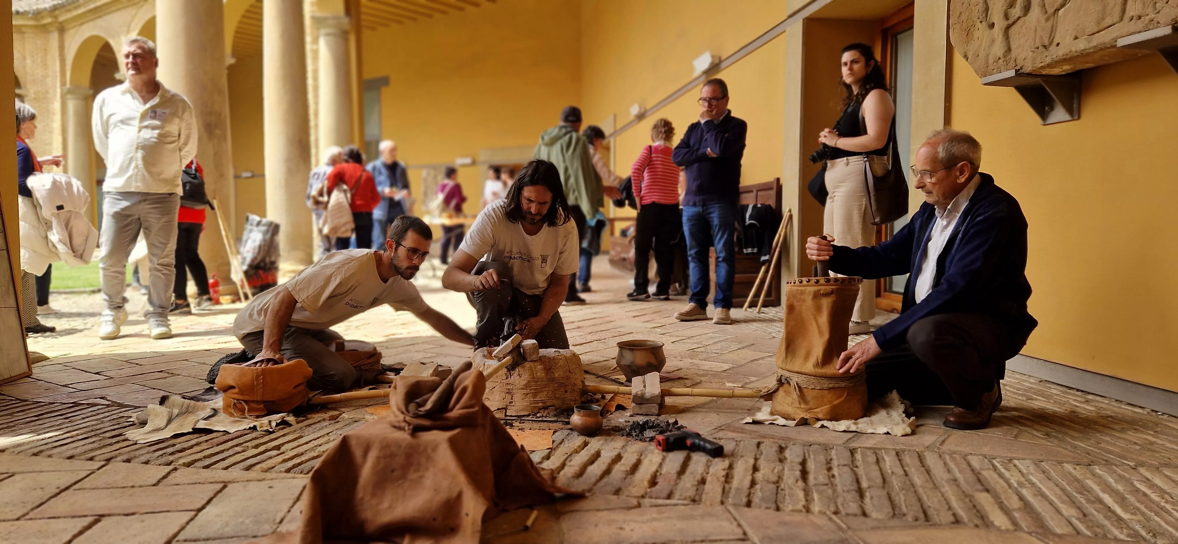 Taller "Universo de bronce" y arqueología experimental en el Museo de Huesca. Foto Myriam Martínez