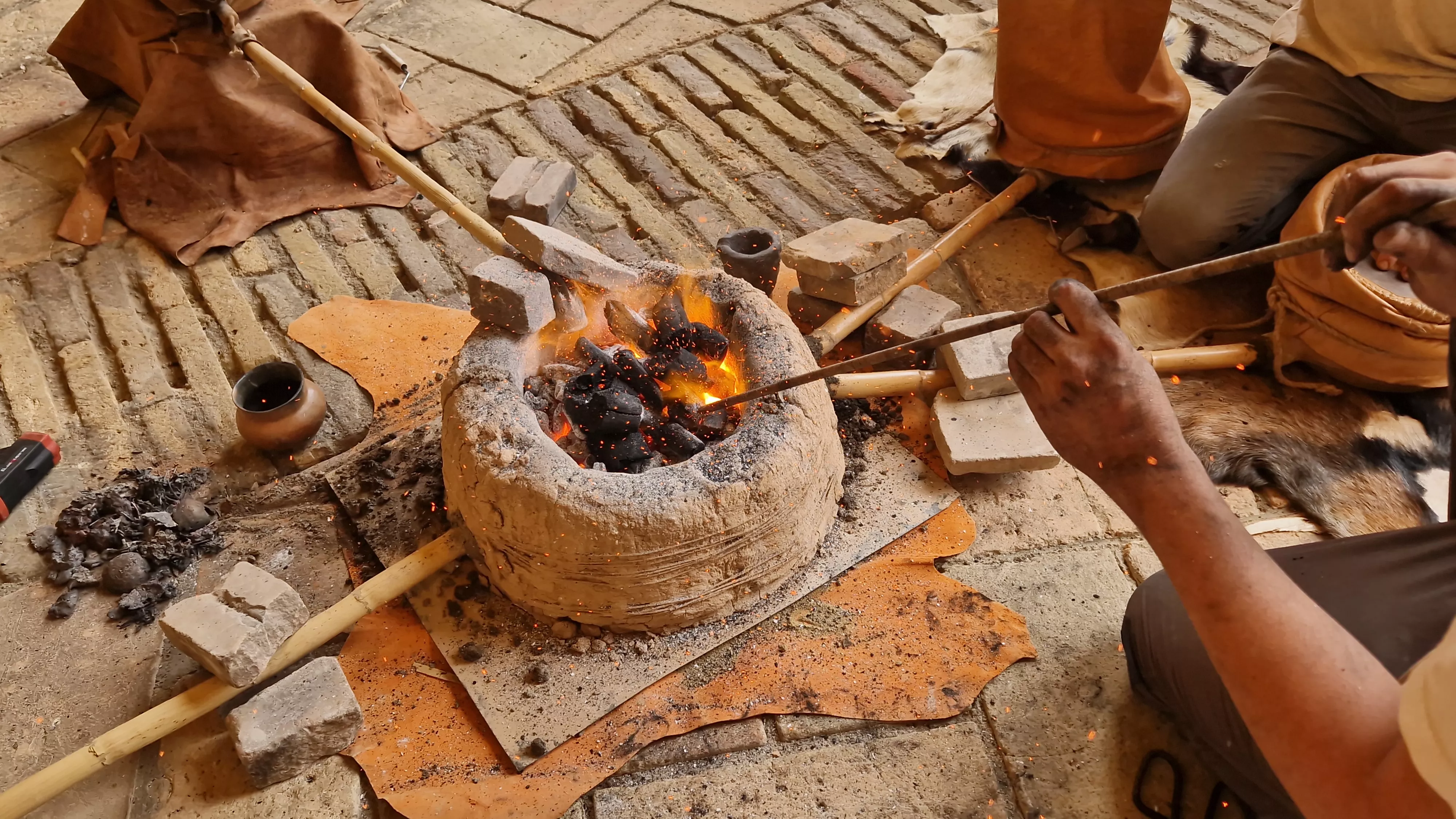Taller "Universo de bronce" y arqueología experimental en el Museo de Huesca. Foto Myriam Martínez