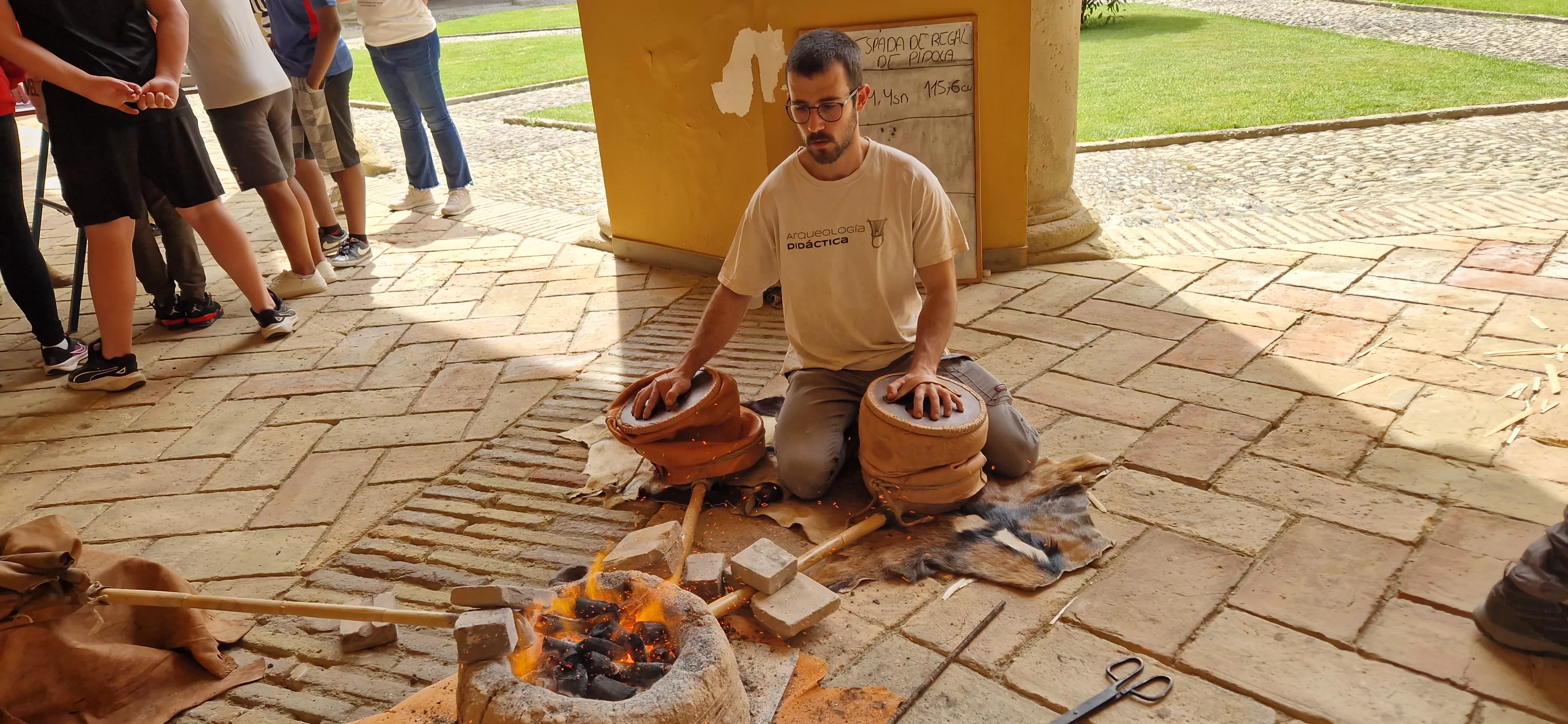 Taller "Universo de bronce" y arqueología experimental en el Museo de Huesca. Foto Myriam Martínez