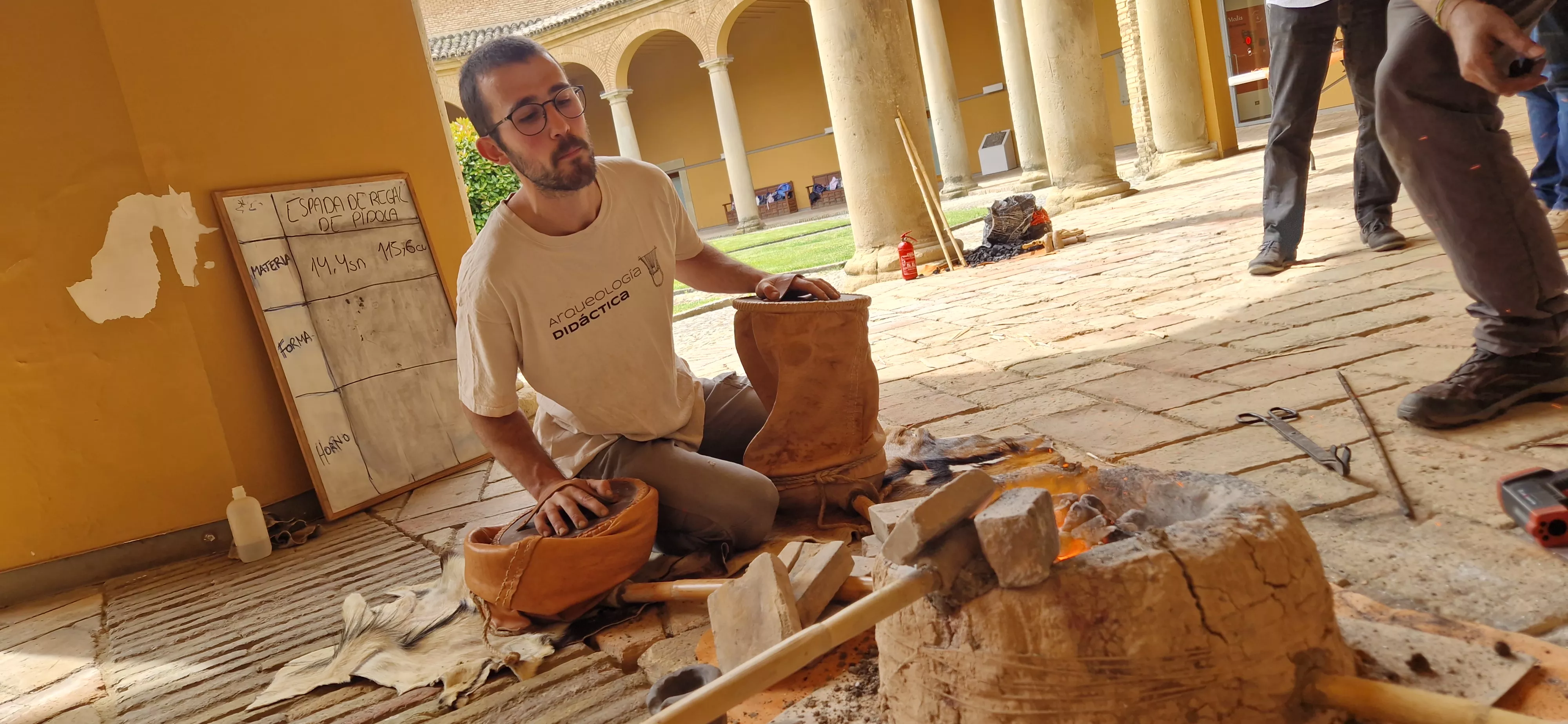 Taller "Universo de bronce" y arqueología experimental en el Museo de Huesca. Foto Myriam Martínez
