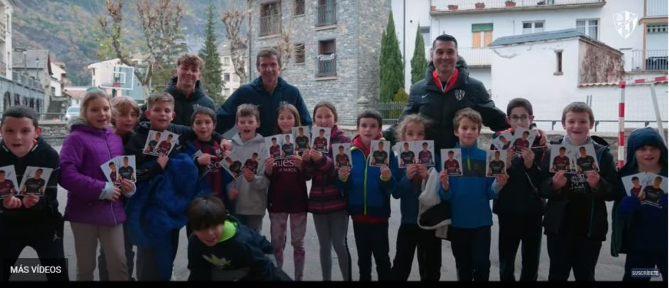 Imagen del video navideño del Huesca con Andrés, Ziganda y Manu Rico con los escolares de Biescas.