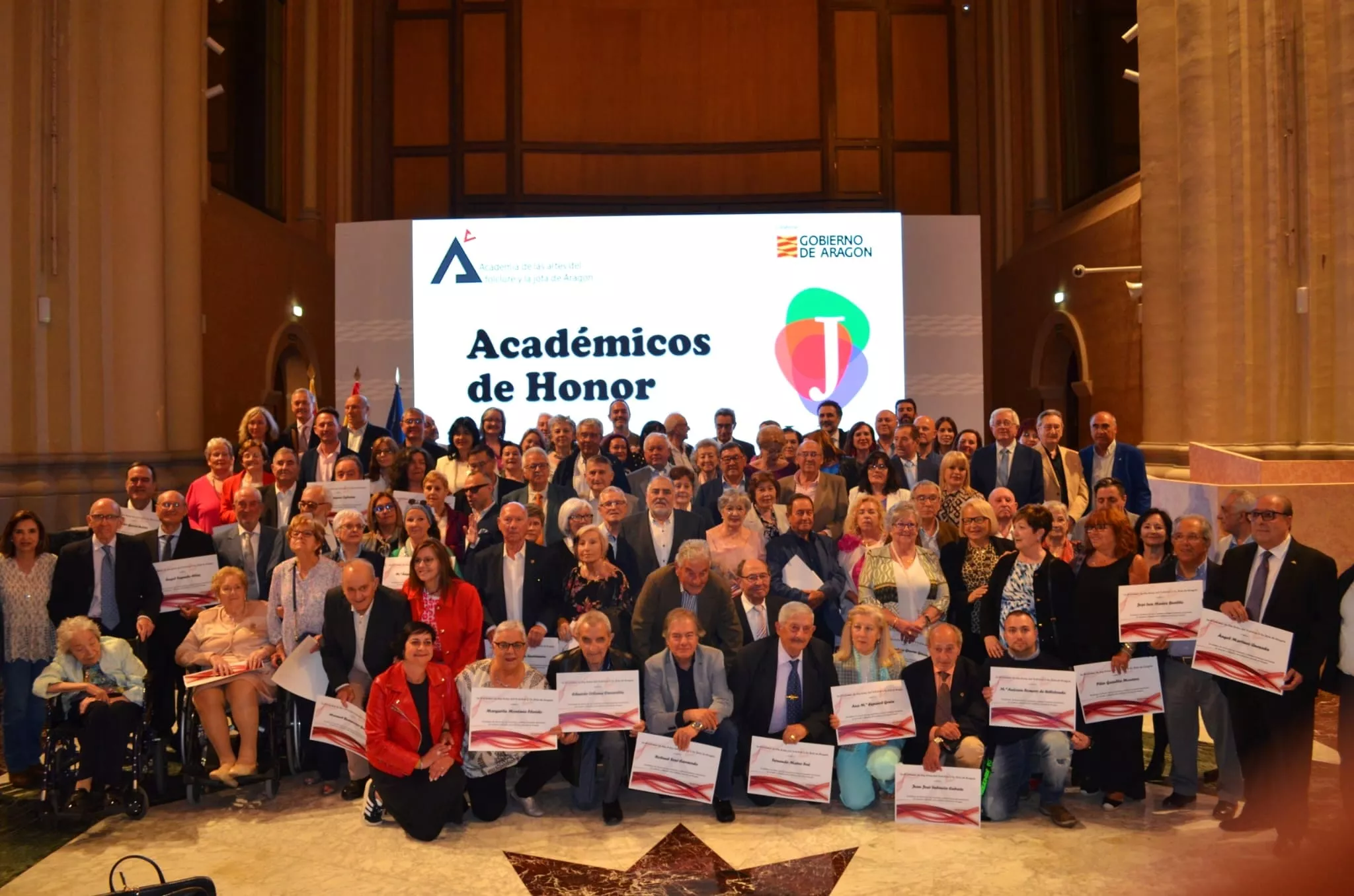 Nuevos académicos de honor con autoridades