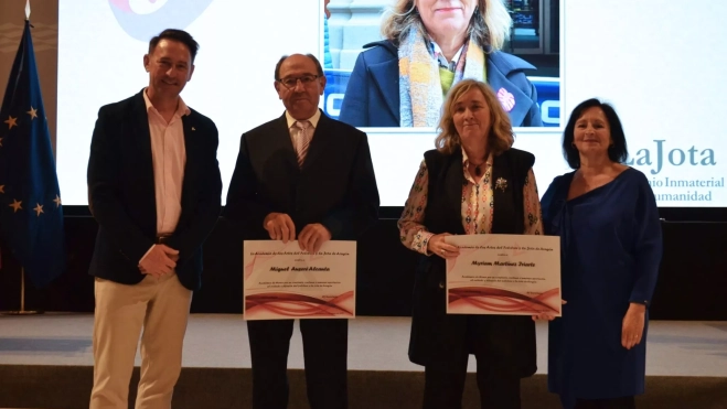 Myriam Martínez y Miguel Ángel Alcauta, académicos de honor, con Roberto Ciria y Ana María Mainar
