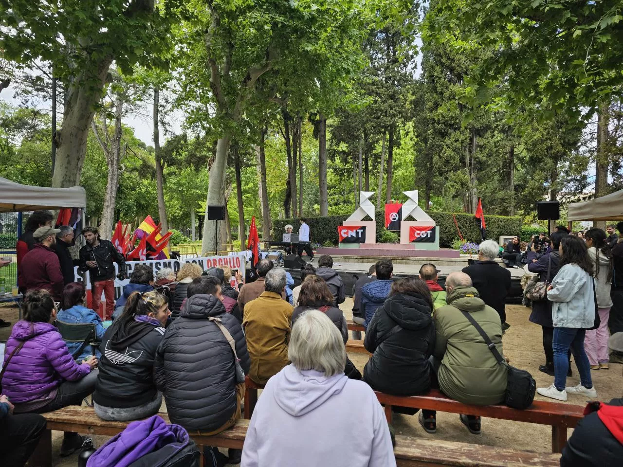 Acto de CNT celebrado ante el monumento de las pajaritas de Ramón Acín en el Parque Miguel Servet Acto de CNT celebrado ante el monumento de las pajaritas de Ramón Acín en el Parque Miguel Servet