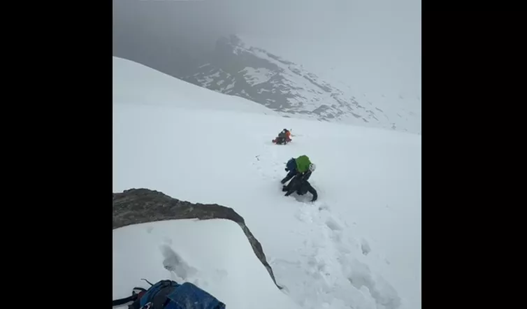 Rescatados cuatro montañeros bloqueados por una tormenta de granizo a 2.300 metros.