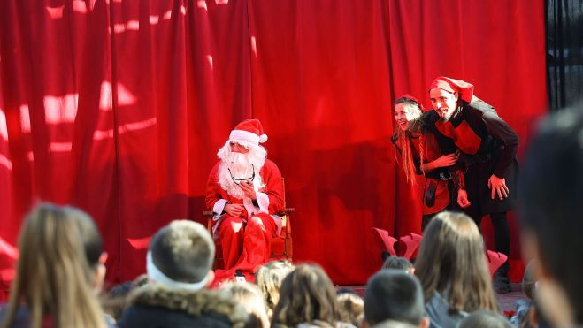 Papá Noel y sus ayudantes en la recepción en la pista de hielo. Foto: Ayuntamiento de Jaca Papá Noel y sus ayudantes en la recepción en la pista de hielo. Foto: Ayuntamiento de Jaca