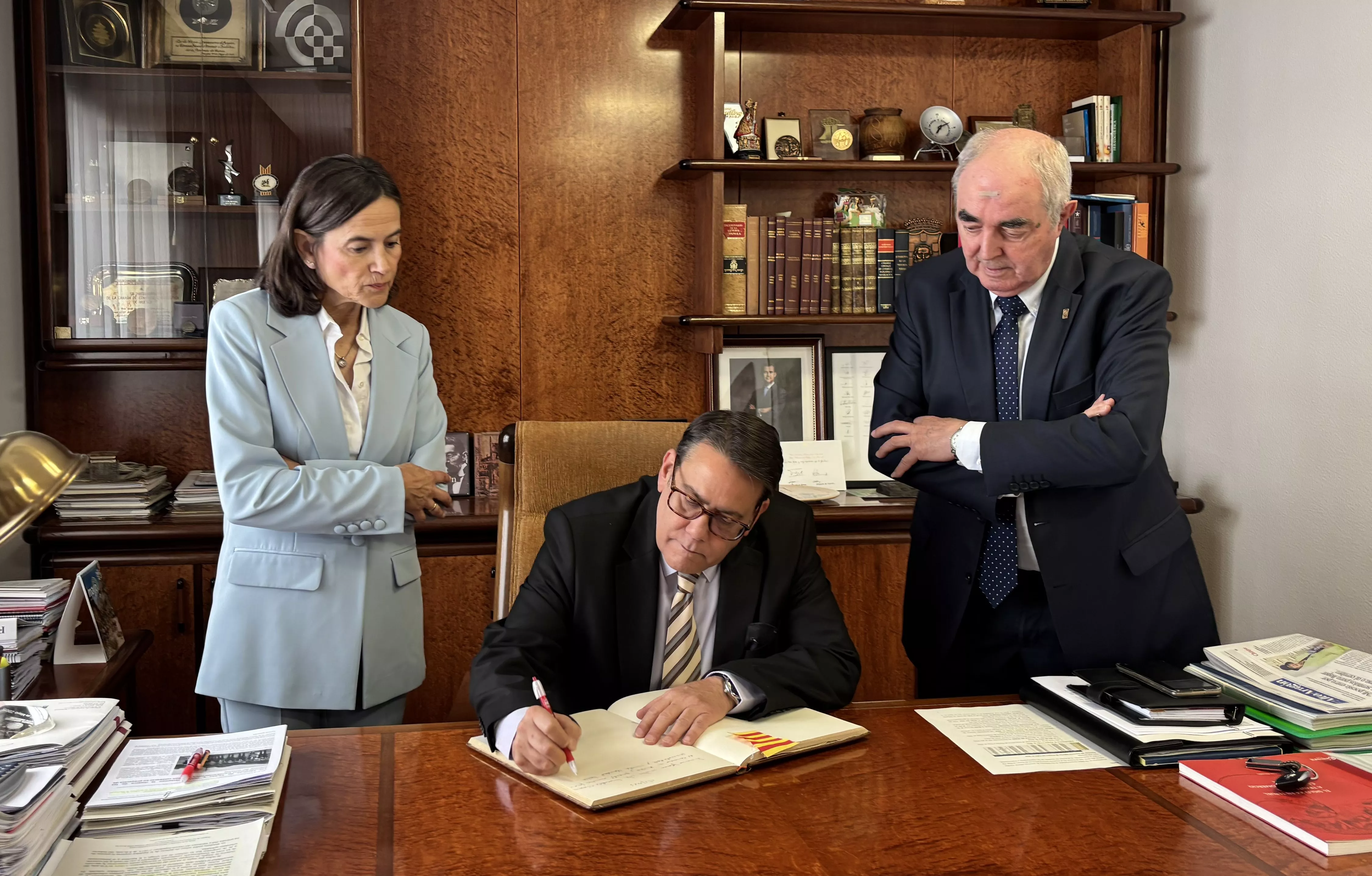 El cónsul de Cuba ha visitado este jueves la Cámara de Comercio de Huesca.