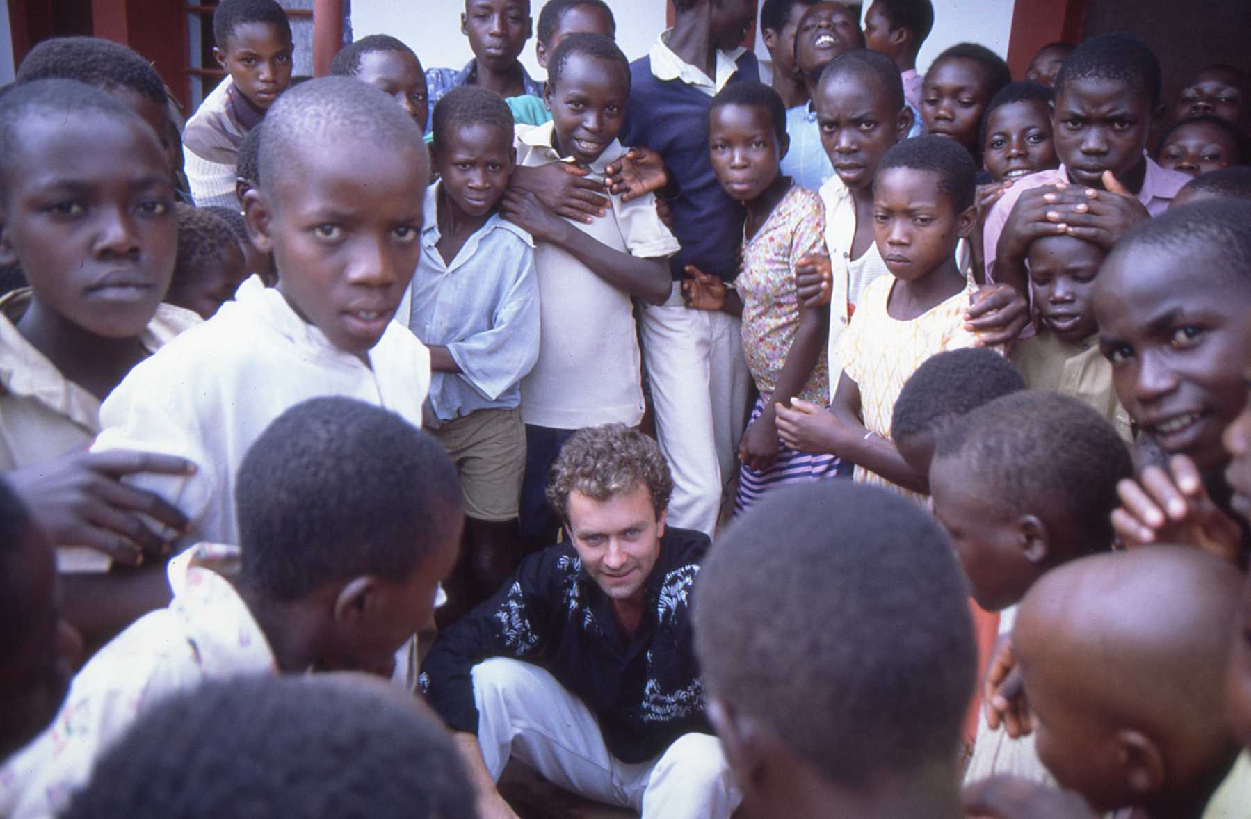 Fernando Simón con un grupo de niños