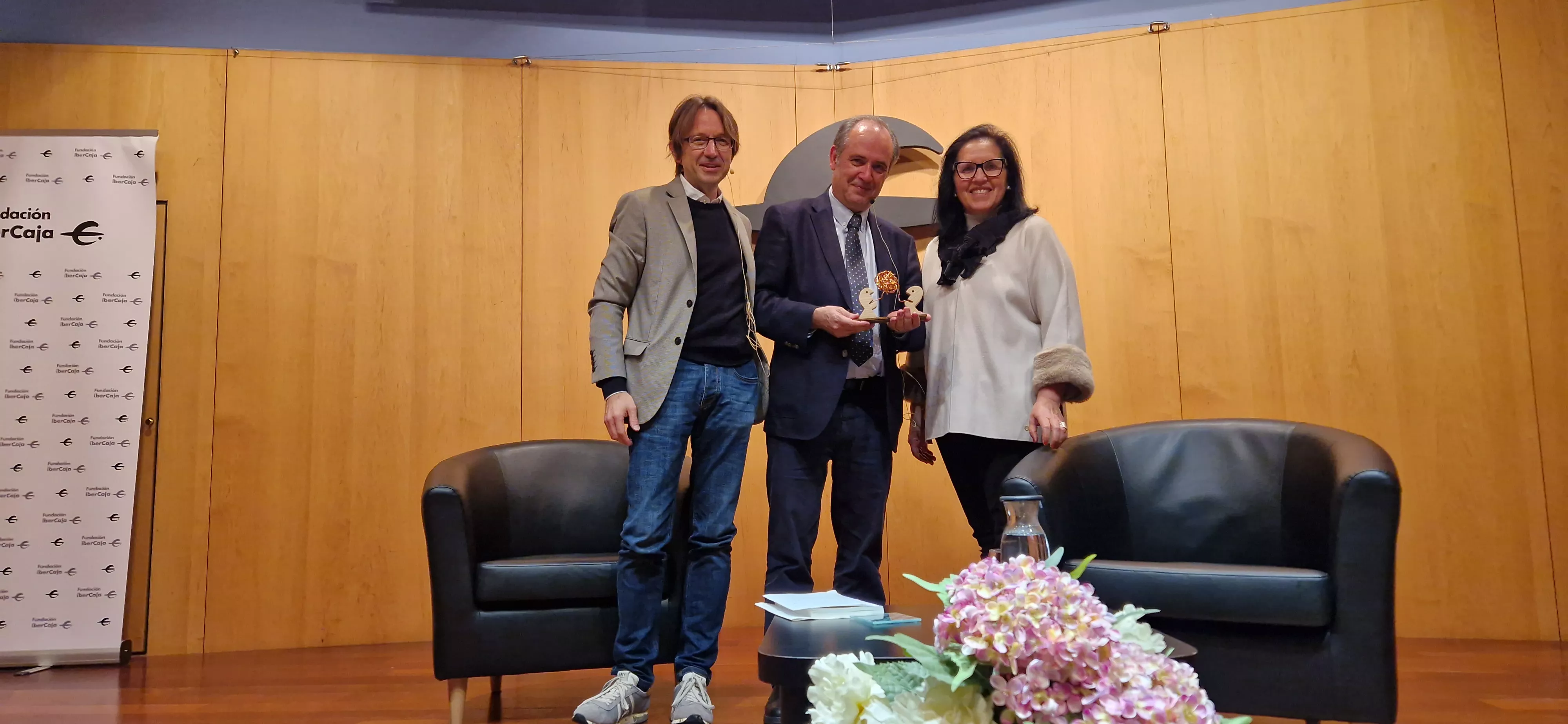 Manel Sánchez recogió el obsequio diseñado por Vicente García Plana para este ciclo. Foto Myriam Martínez