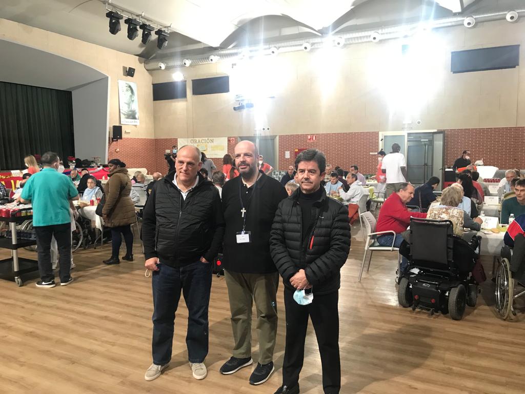 Javier Tebas y Luis Felipe en los Hermanos de la Cruz Blanca