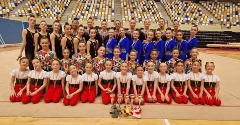 Conjunto de gimnasia estética del Club 90.