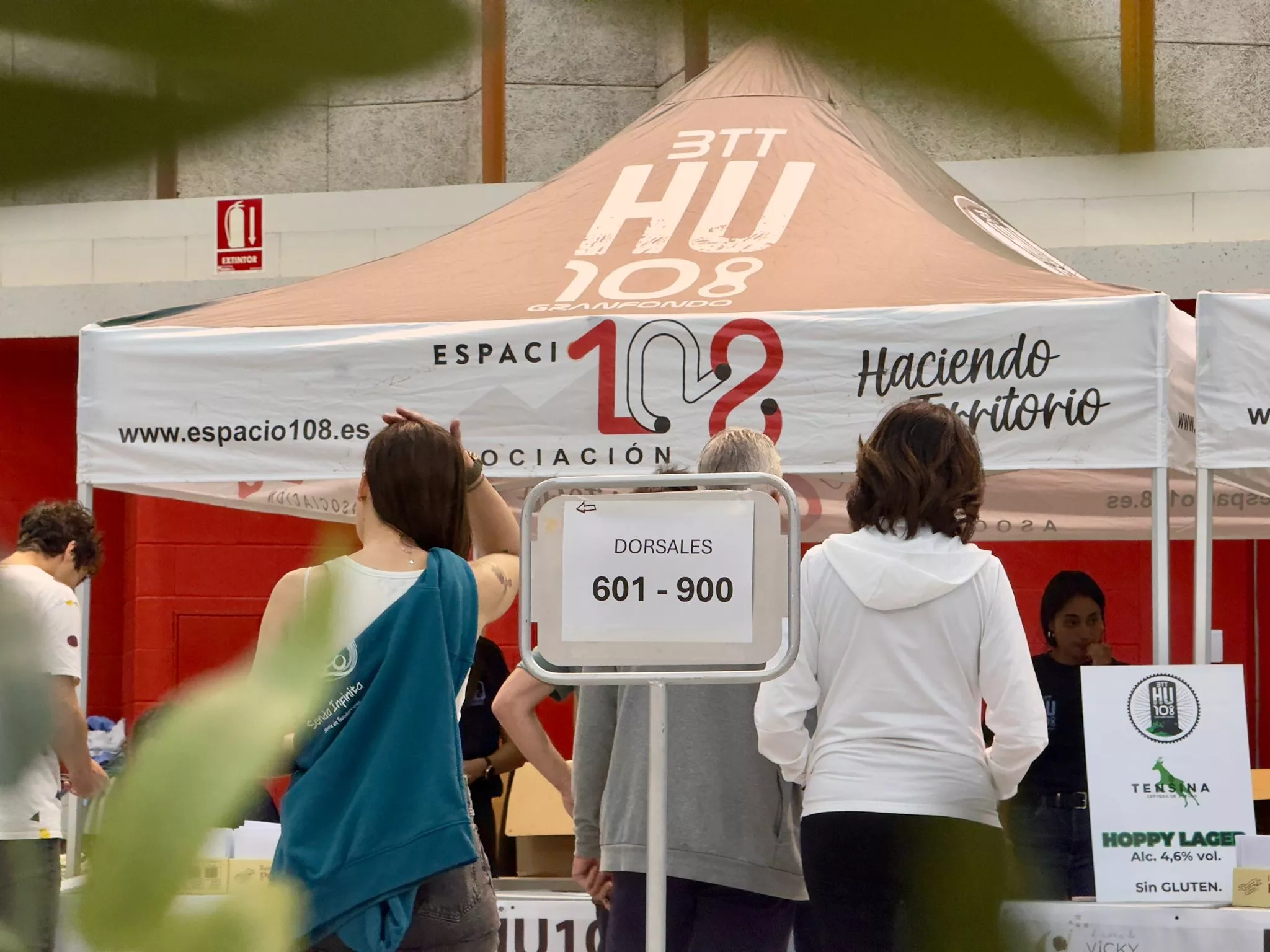 Primeras colas para recoger la bolsa del corredor