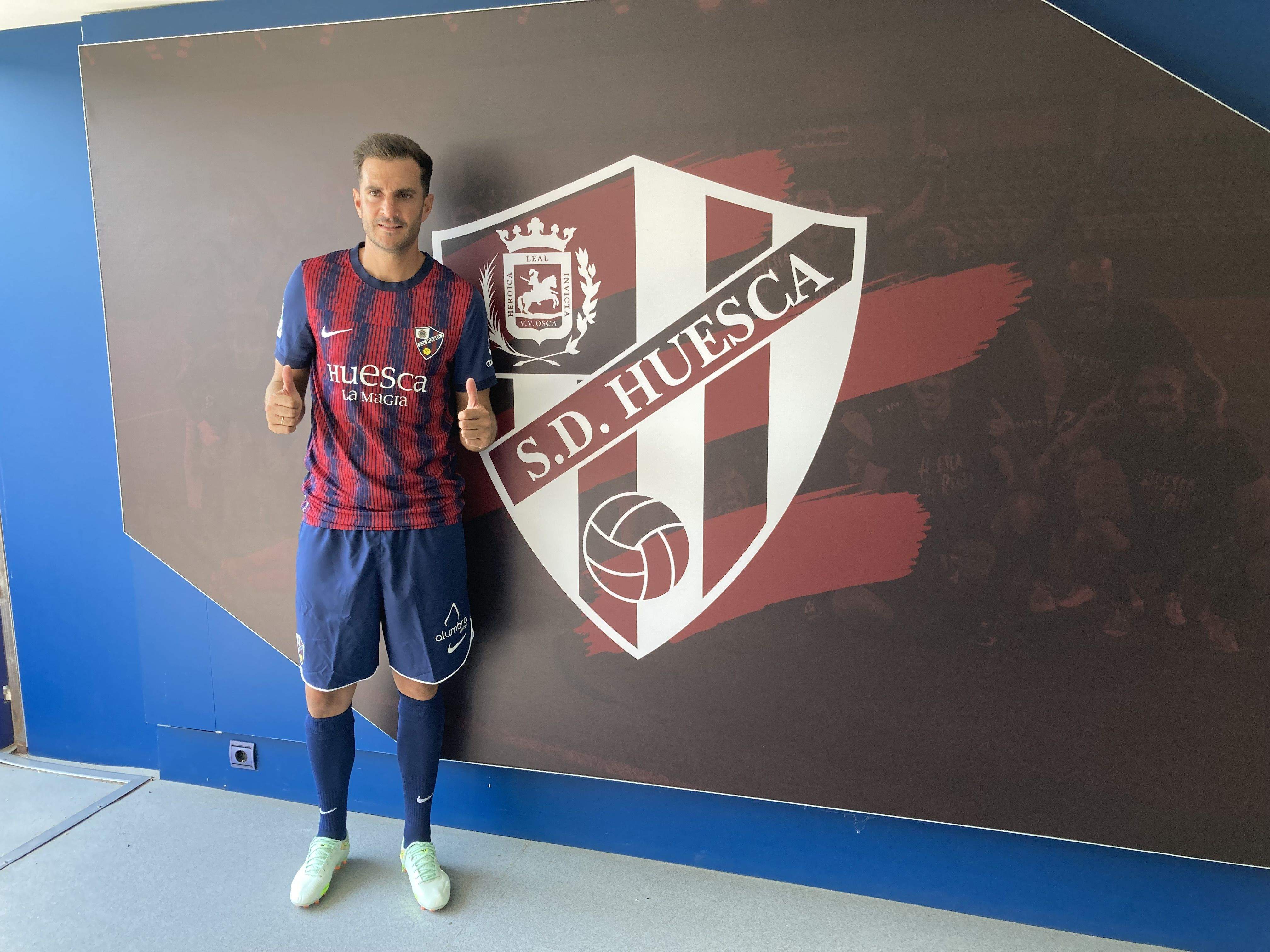 Juan Villar posa con la camiseta azulgrana junto al escudo. Foto: Adrián Mora