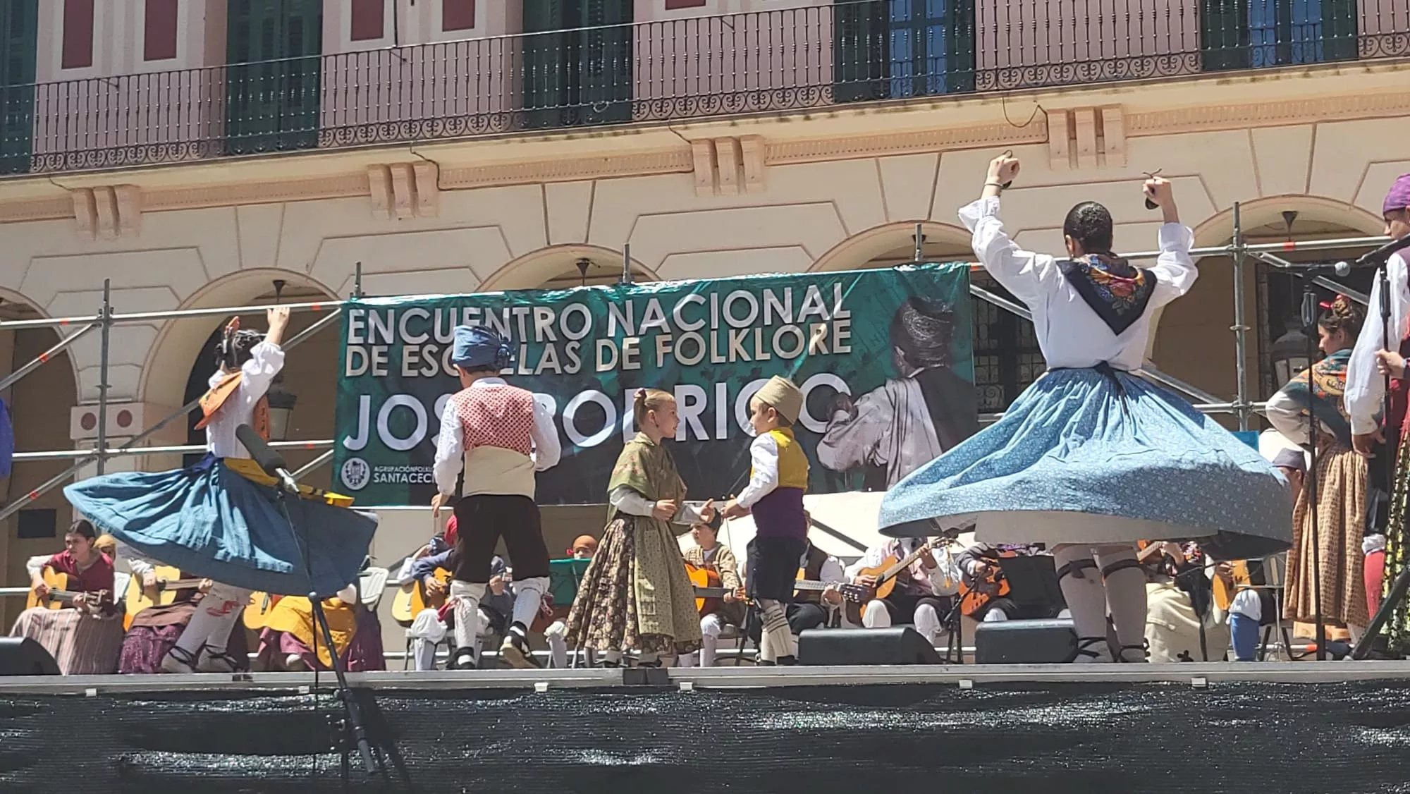 Encuentro de Escuelas de Folklore José Rodrigo en la Plaza López Allué de Huesca