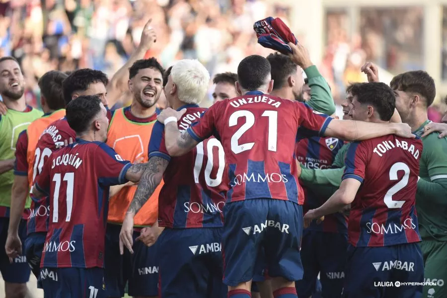 Los jugadores del Huesca, en éxtasis tras el gol de Joaquín