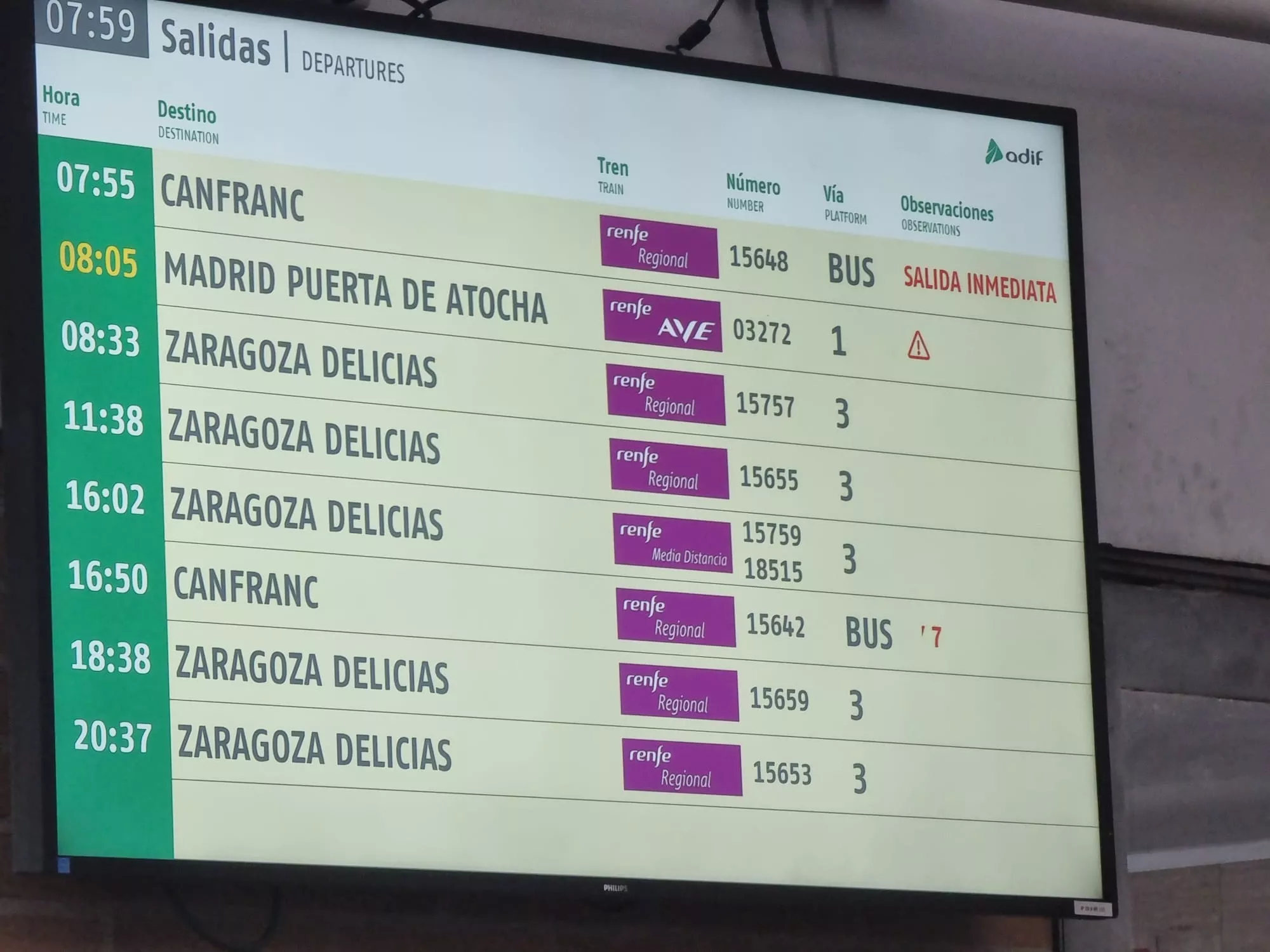 Panel en la Estación Intermodal de salidas y llegadas, entre ellas la de esta mañana a las 8