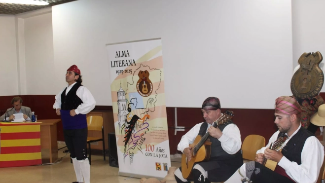 Nacho del Río, acompañado por la rondalla, con Javier Badules a la cabeza.