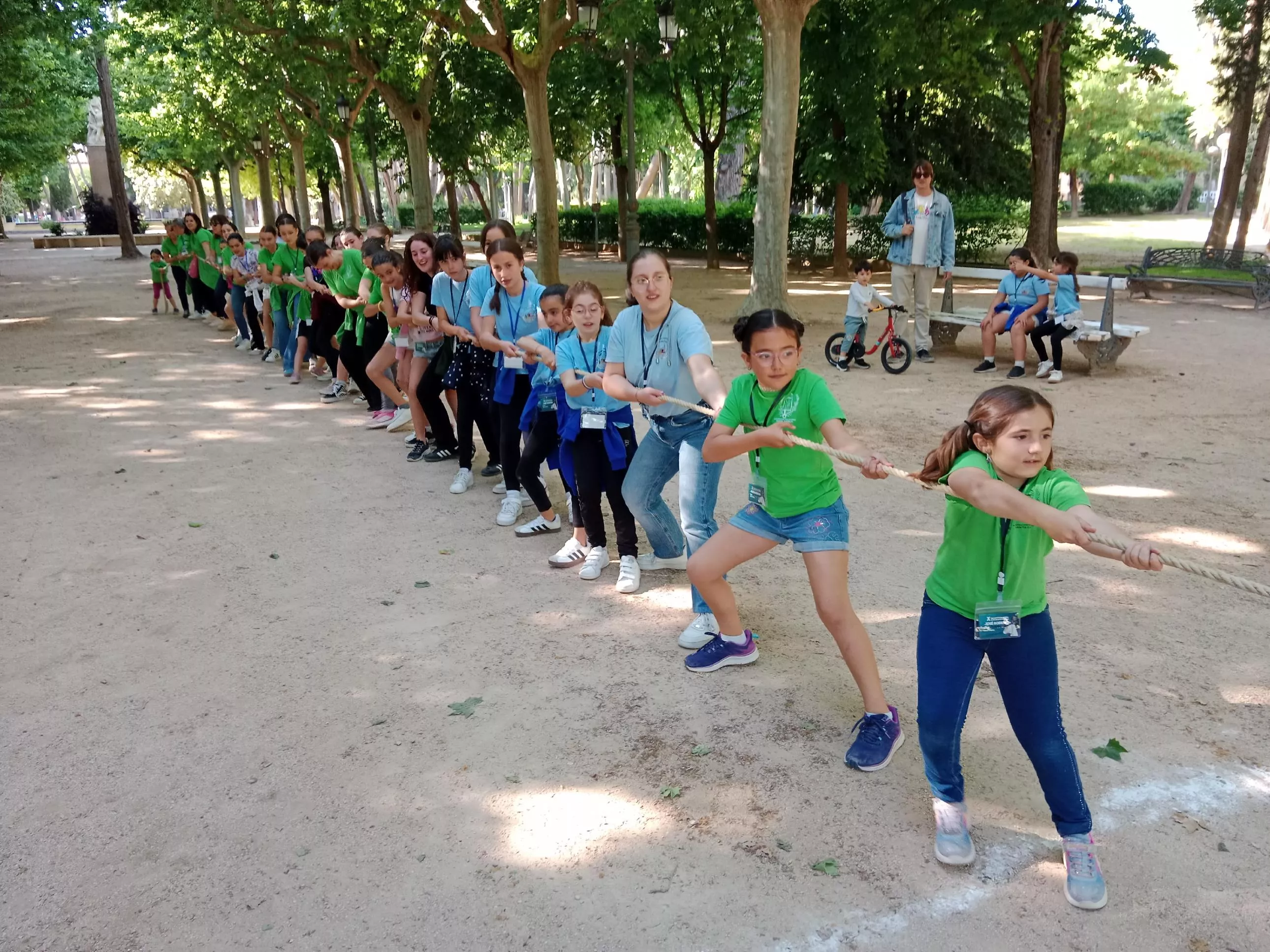 Juegos con Santa Cecilia, tiro de soga.