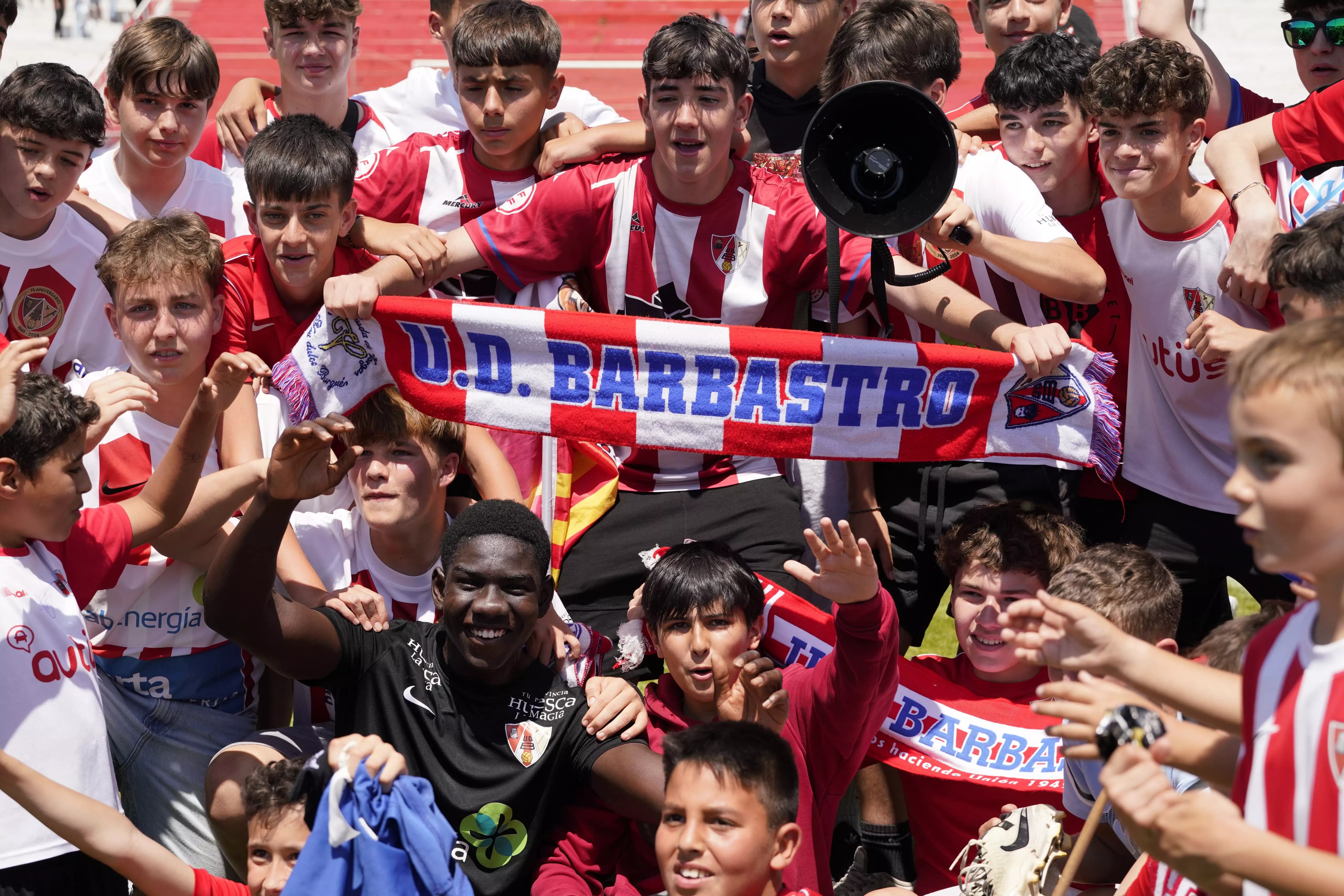 Celebración de los jugadores del Barbastro con la afición.