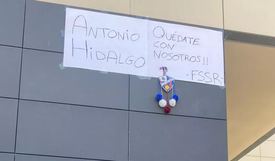 Cartel frente al domicilio de Antonio Hidalgo