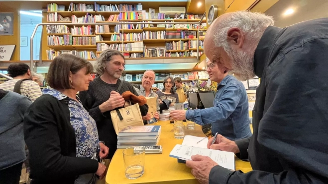 Javier Maderuelo firma ejemplares de su obra en la Librería Anónima. Foto Mercedes Manterola Javier Maderuelo firma ejemplares de su obra en la Librería Anónima. Foto Mercedes Manterola