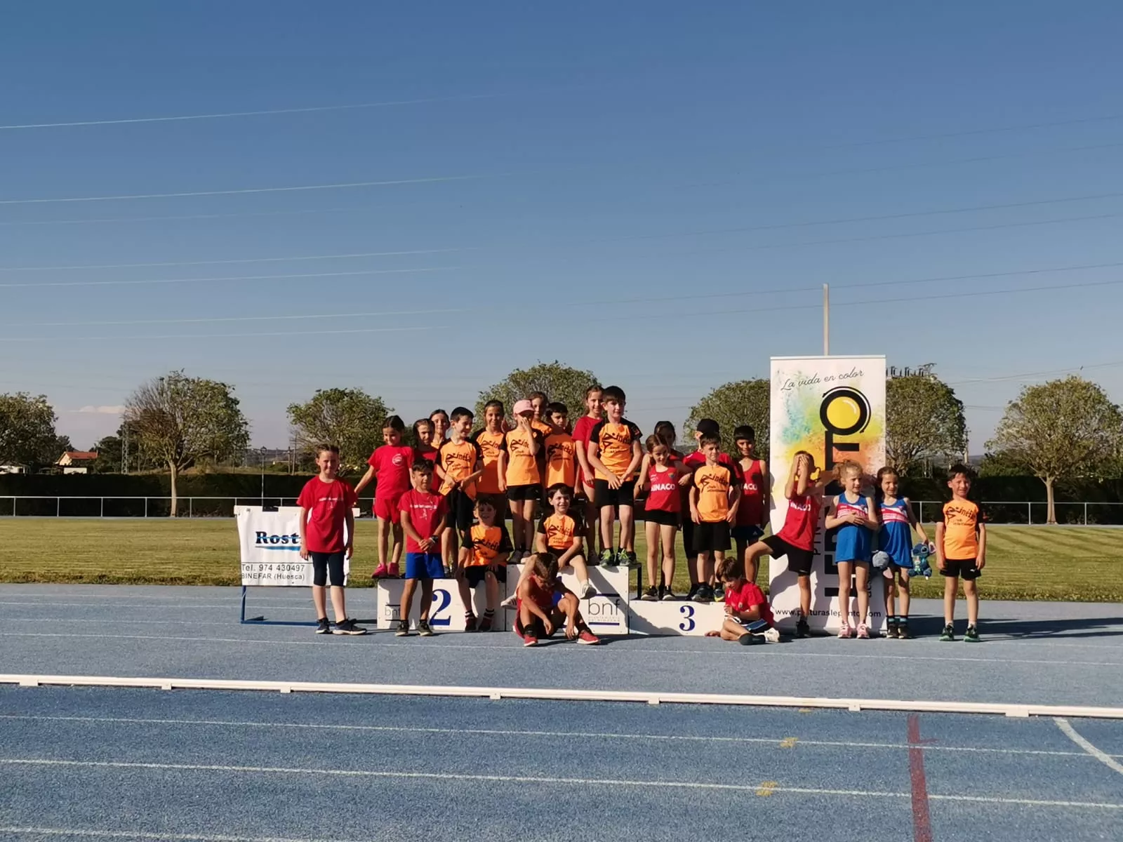 Foto de familia de los participantes.