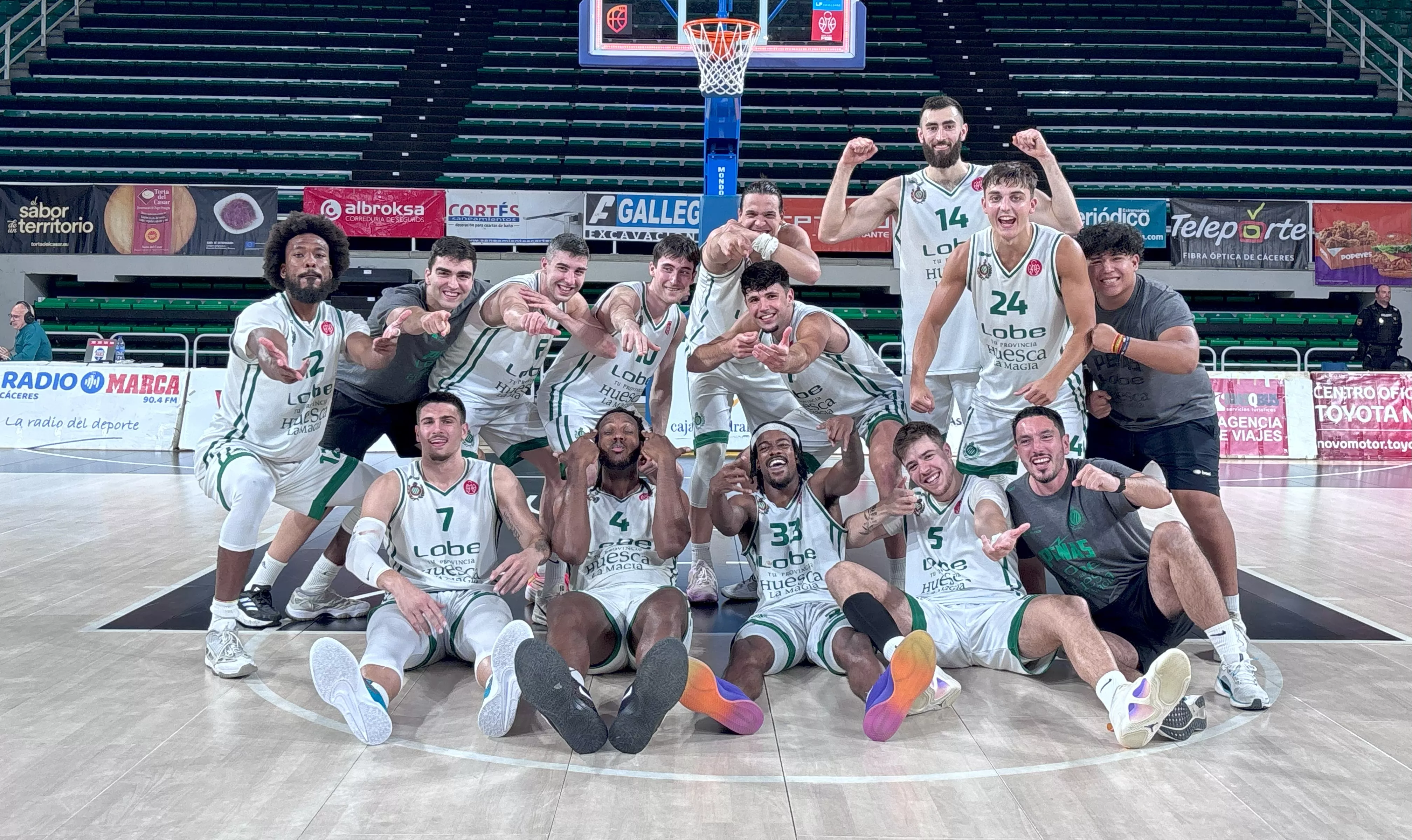 Alegría en los jugadores del Lobe Huesca tras ganar en Cáceres.