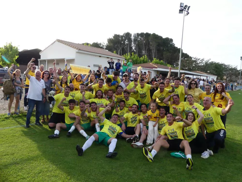 Jugadores y afición del Robres celebran el ascenso.