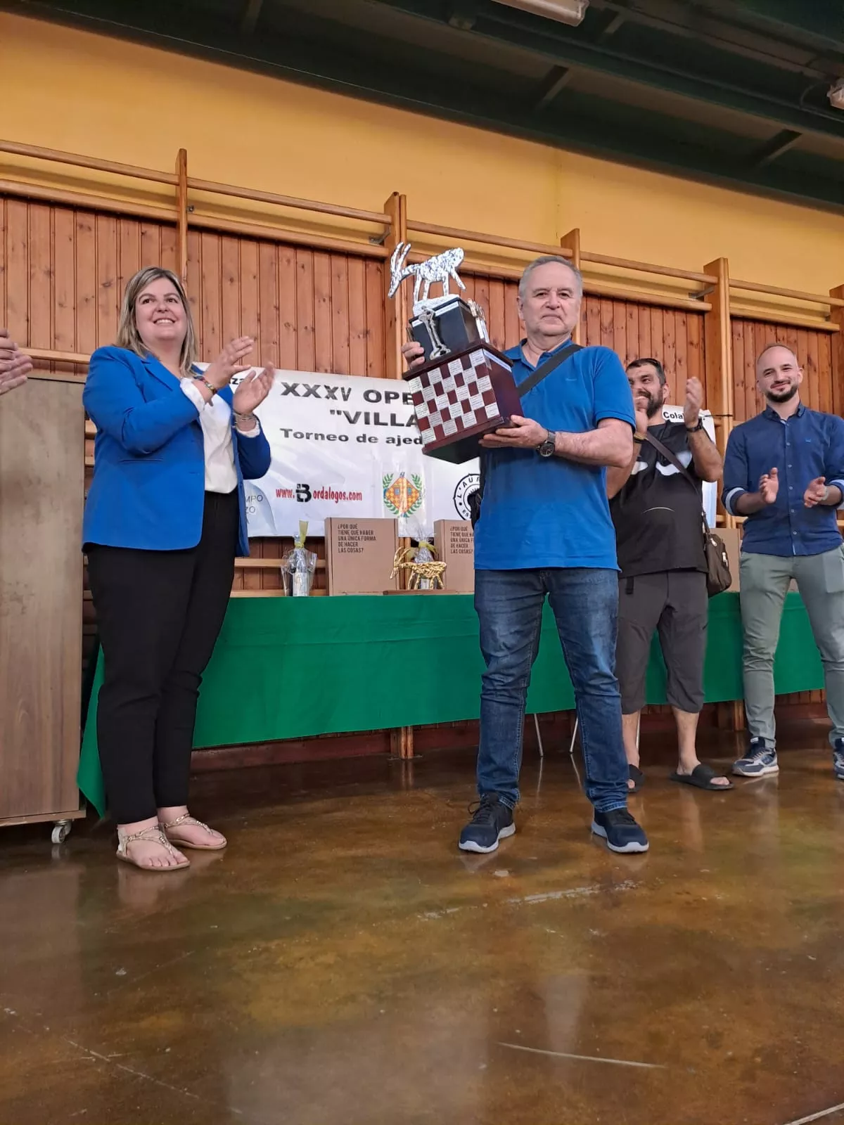 Roberto Cifuentes con el prestigioso trofeo de la "Craba".
